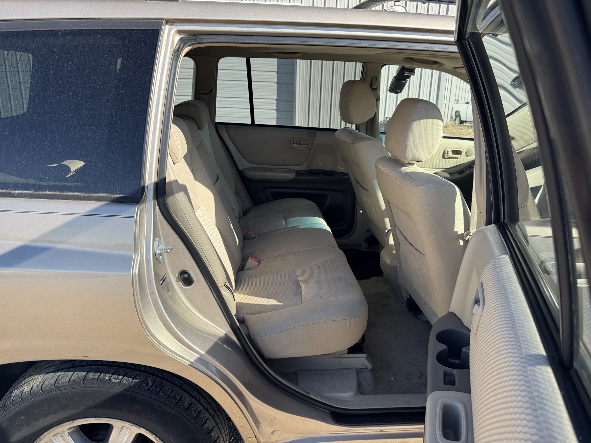 2005 toyota highlander v6-2wd with 263486 miles for sale near Elk River, Minnesota 106793_28_pass_rear_seat.jpg