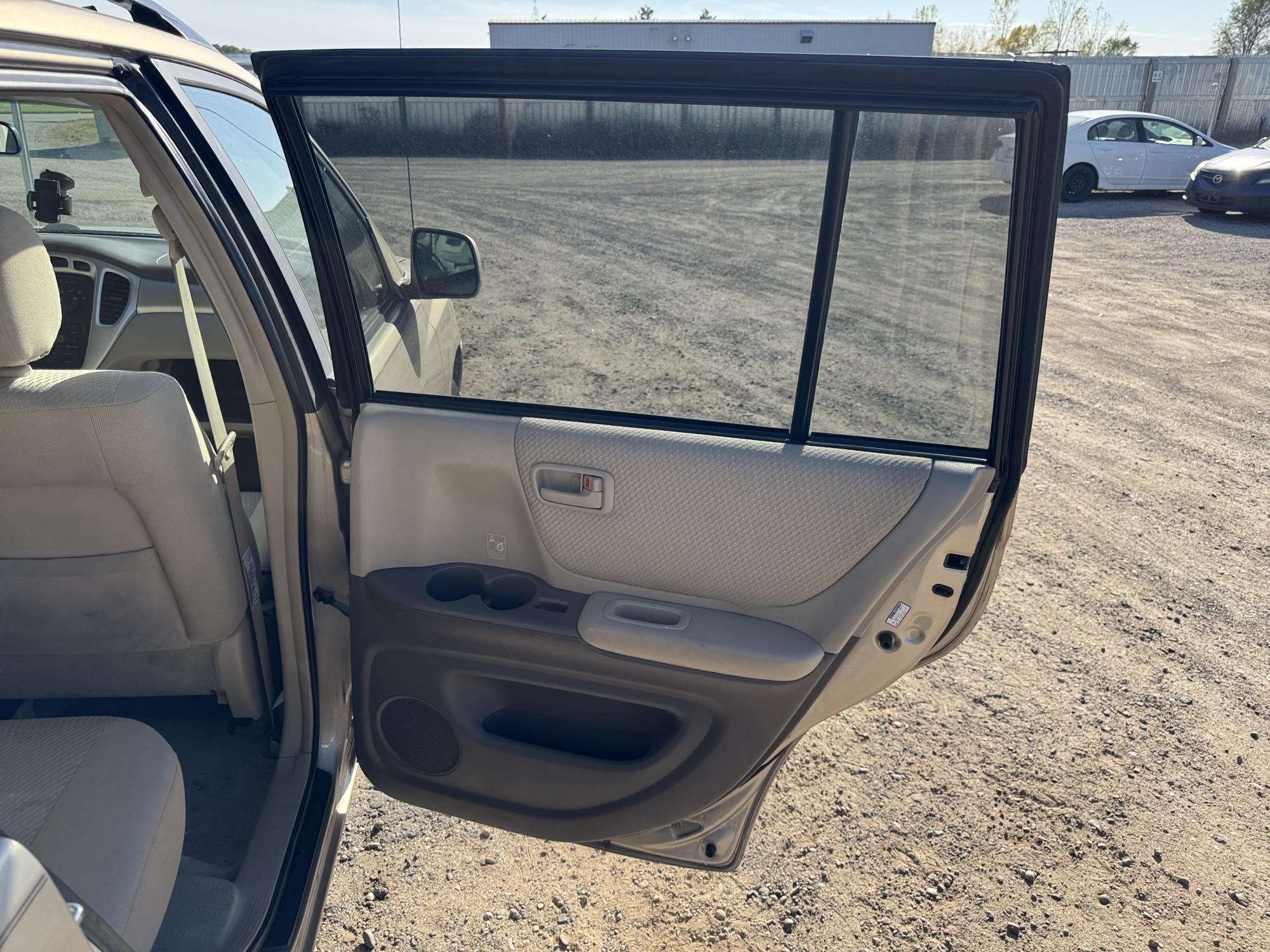 2005 toyota highlander v6-2wd with 263486 miles for sale near Elk River, Minnesota 106793_30_pass_rear_door_panel.jpg