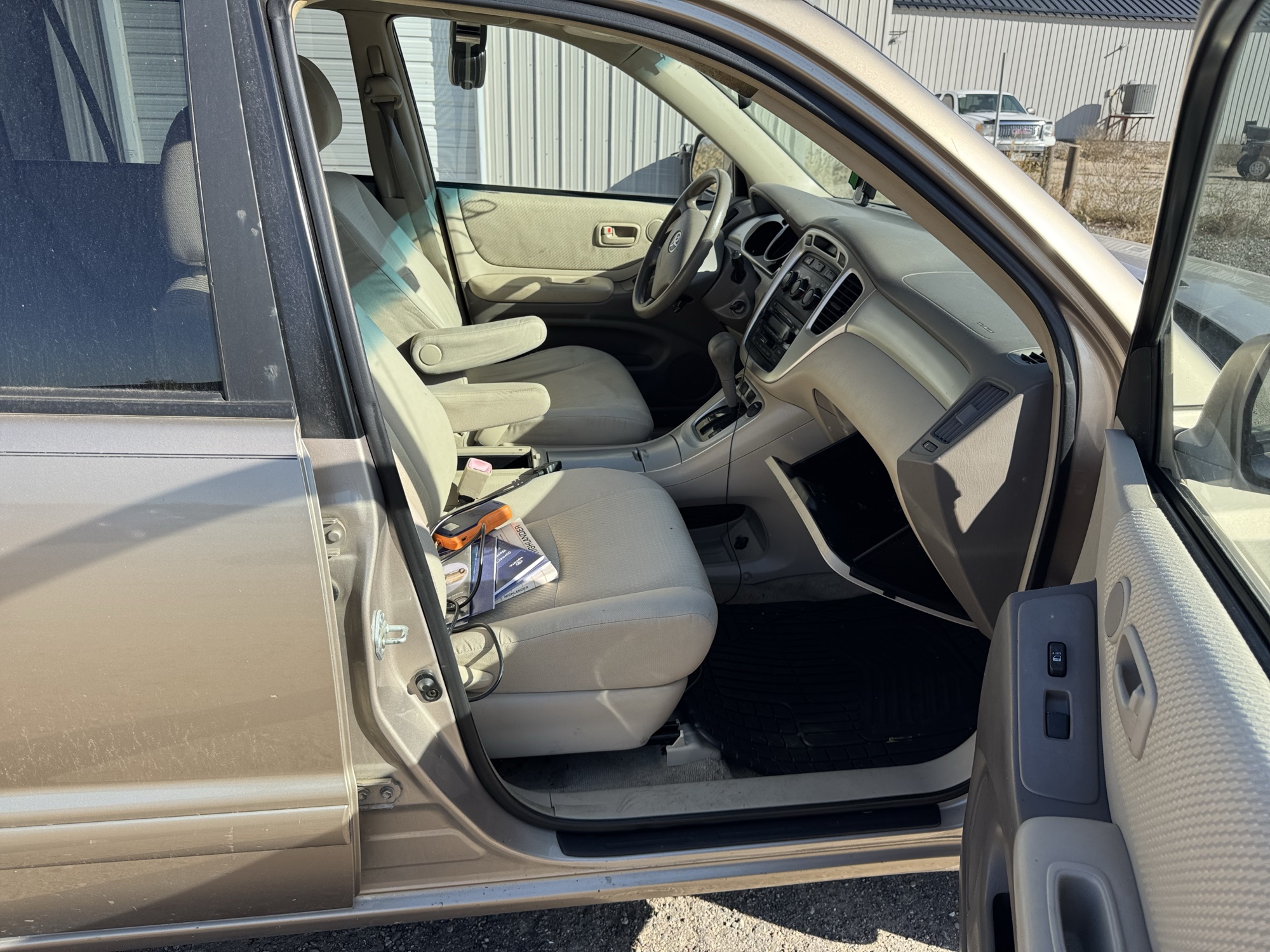 2005 toyota highlander v6-2wd with 263486 miles for sale near Elk River, Minnesota 106793_31_passenger_seat.jpg