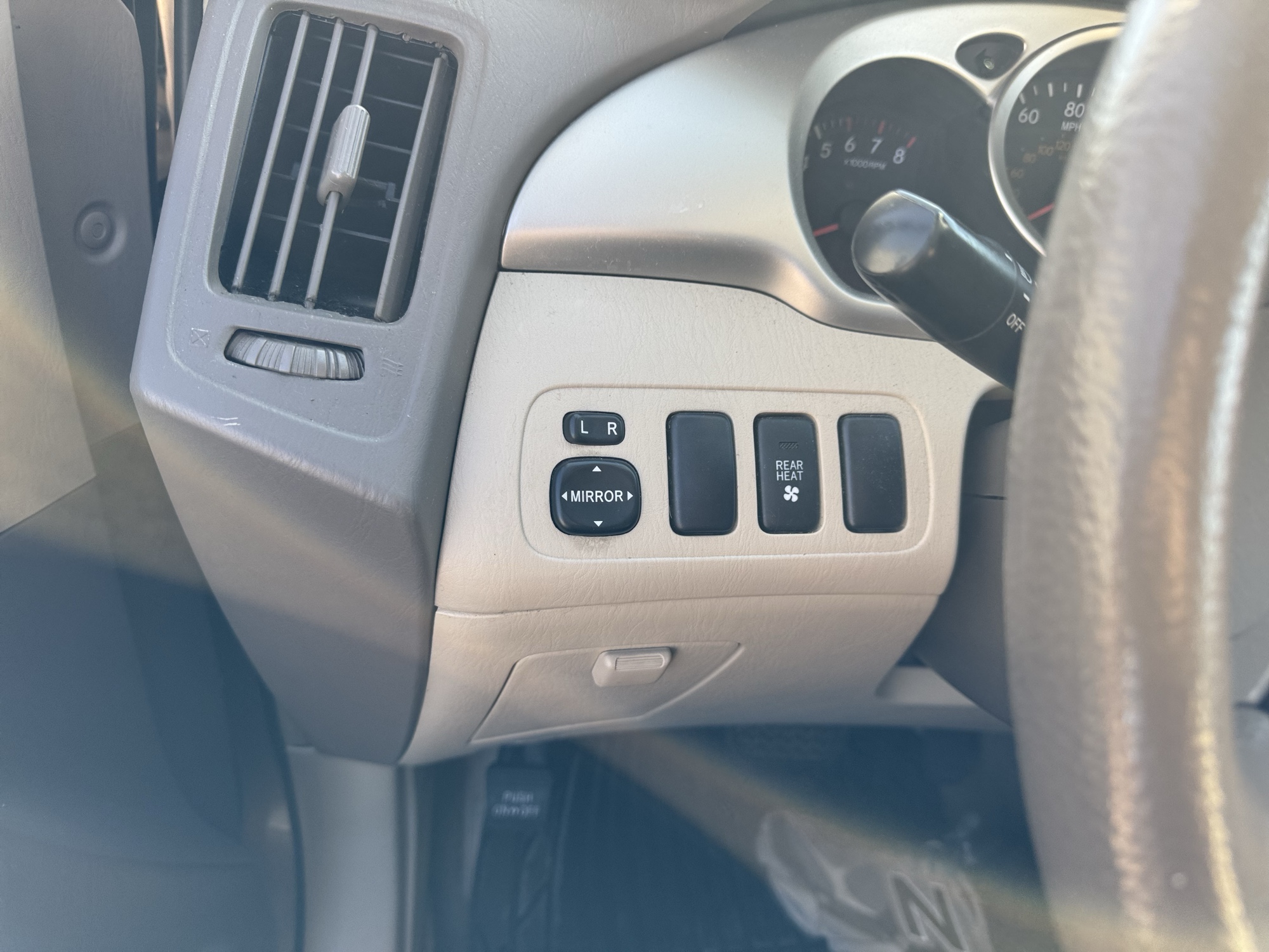 2005 toyota highlander v6-2wd with 263486 miles for sale near Elk River, Minnesota 106793_37_left_of_steering_wheel.jpg