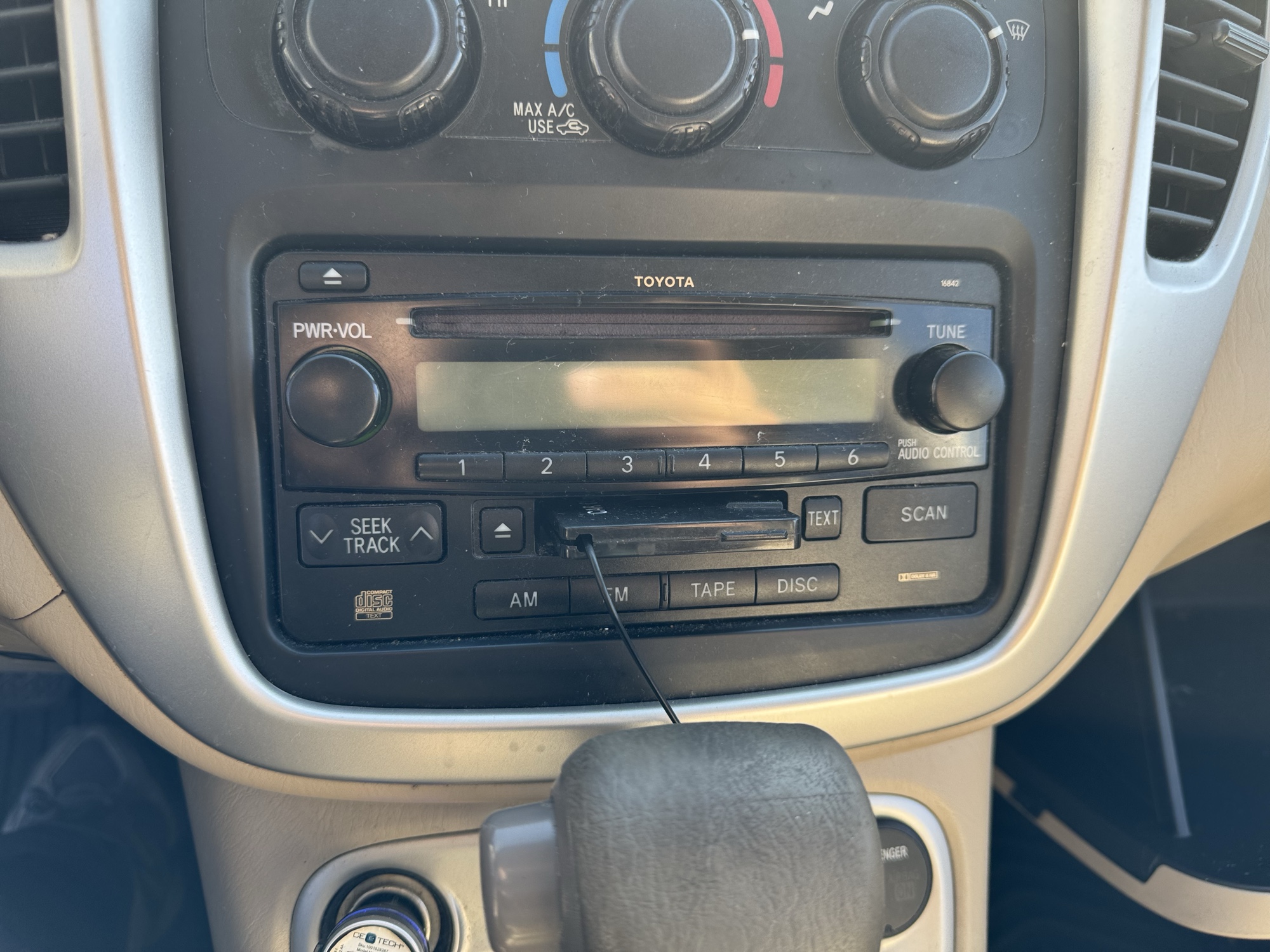 2005 toyota highlander v6-2wd with 263486 miles for sale near Elk River, Minnesota 106793_39_radio_closeup.jpg