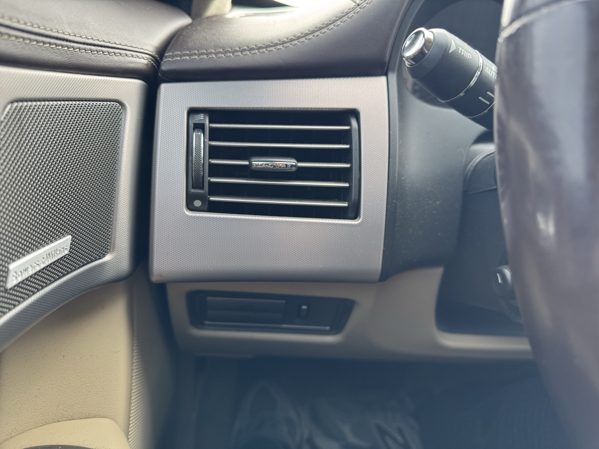 2011 jaguar xf-series xf-supercharged with 150511 miles for sale near Elk River, Minnesota 106794_37_left_of_steering_wheel.jpg
