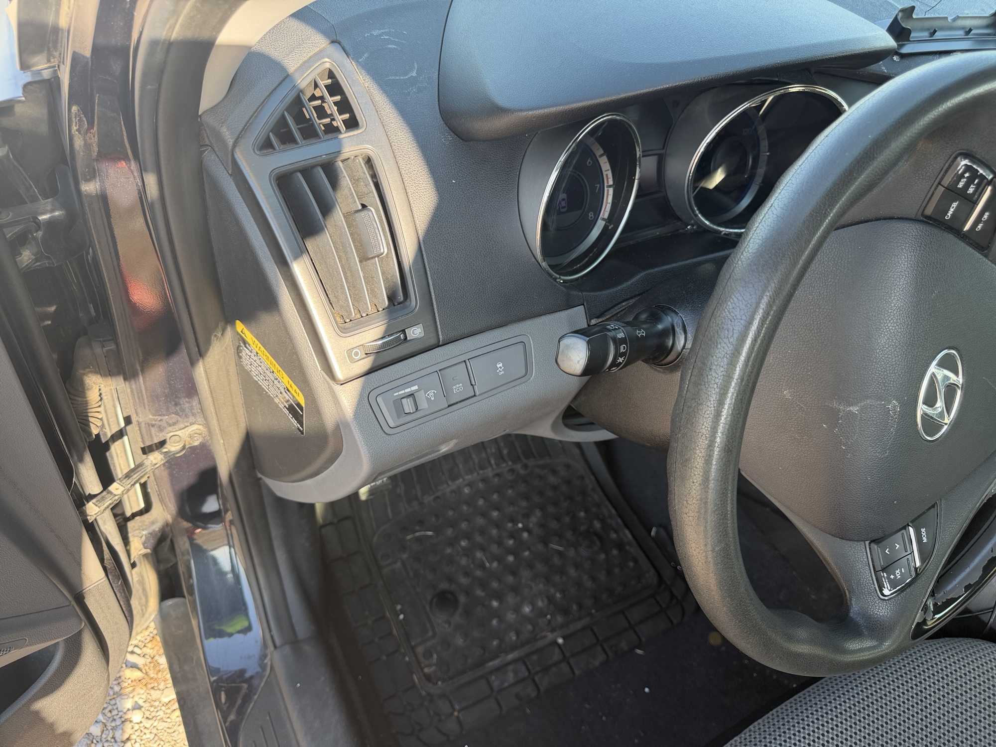 2012 hyundai sonata gls-manual with 248219 miles for sale near St. Louis, Missouri 106795_37_left_of_steering_wheel.jpg