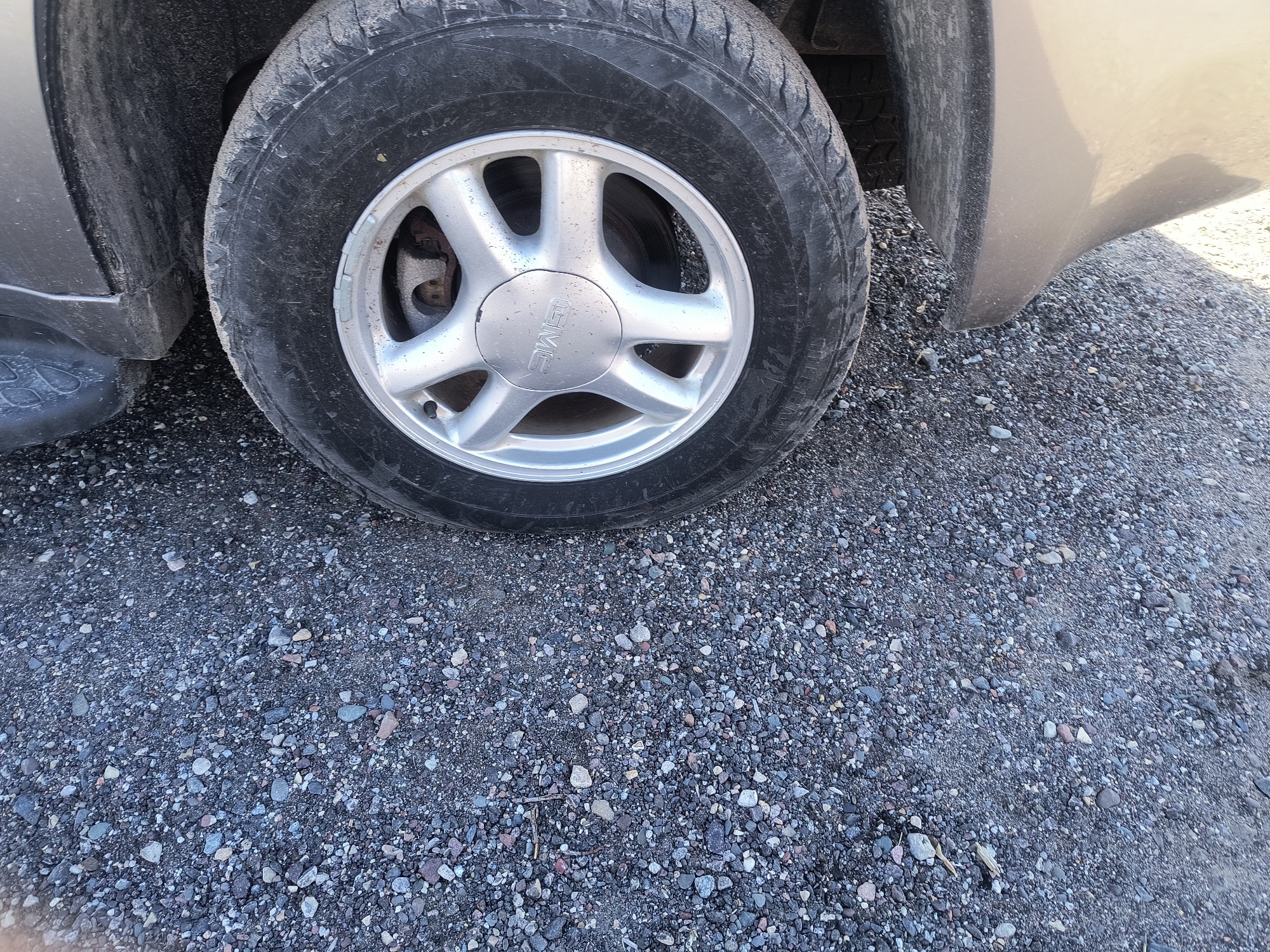 2006 gmc envoy sle-4wd with 210208 miles for sale near Elk River, Minnesota 106796_13_rear_drv_wheel.jpg