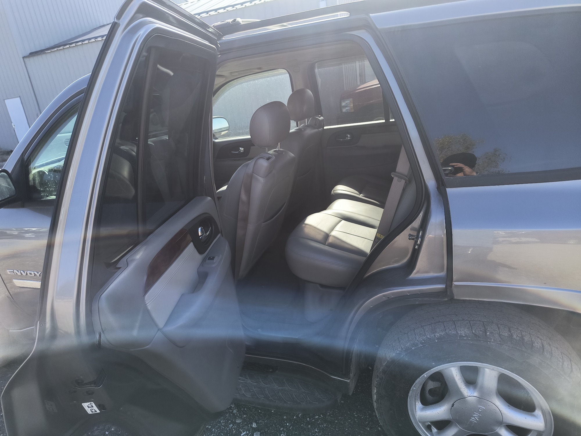 2006 gmc envoy sle-4wd with 210208 miles for sale near Elk River, Minnesota 106796_24_drv_rear_seat.jpg