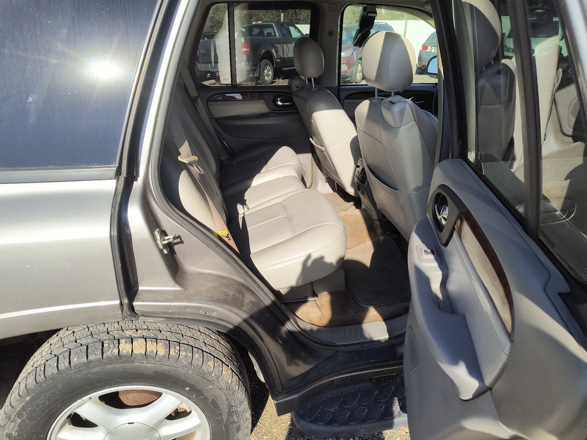 2006 gmc envoy sle-4wd with 210208 miles for sale near Elk River, Minnesota 106796_28_pass_rear_seat.jpg