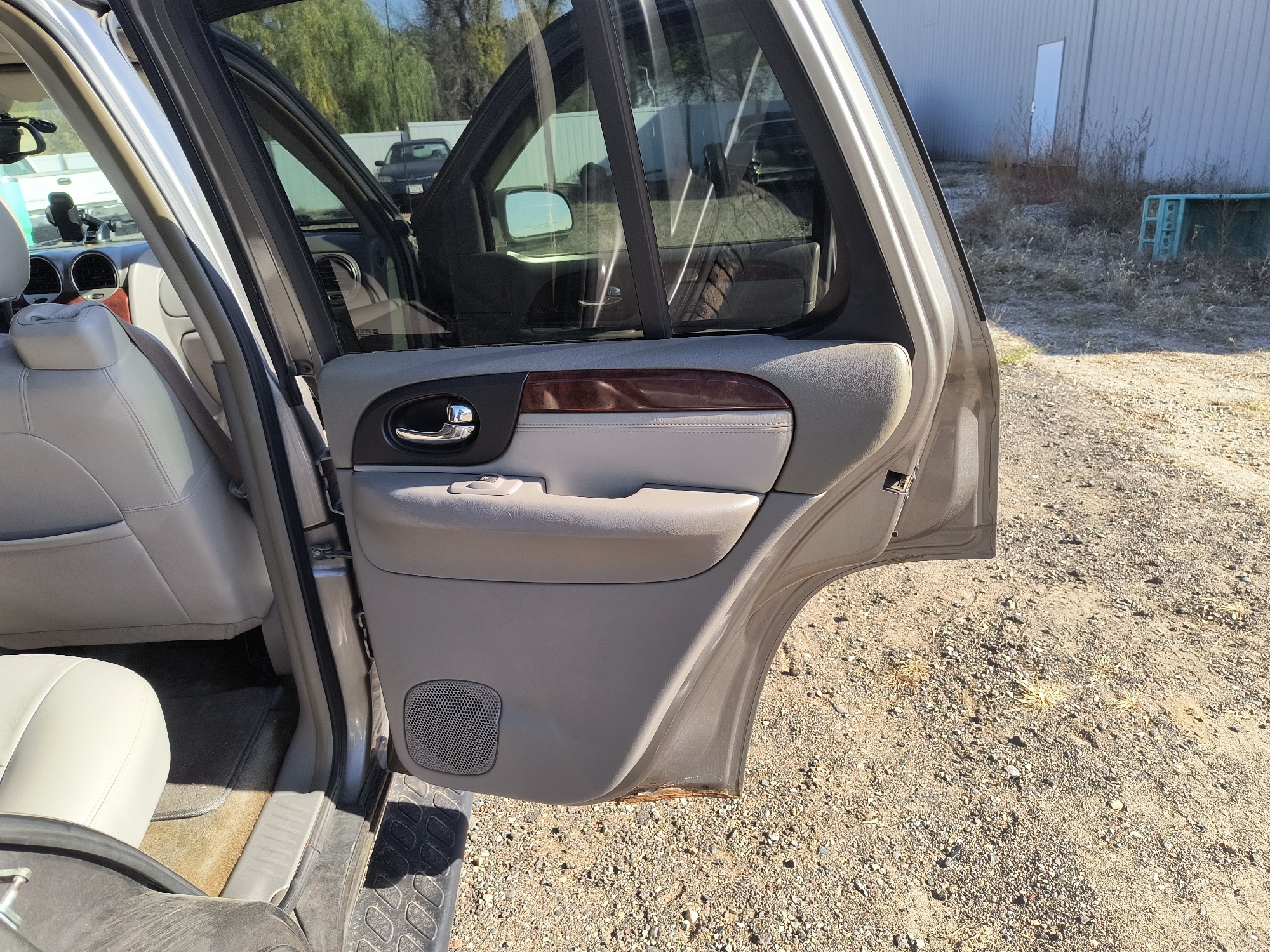 2006 gmc envoy sle-4wd with 210208 miles for sale near Elk River, Minnesota 106796_30_pass_rear_door_panel.jpg