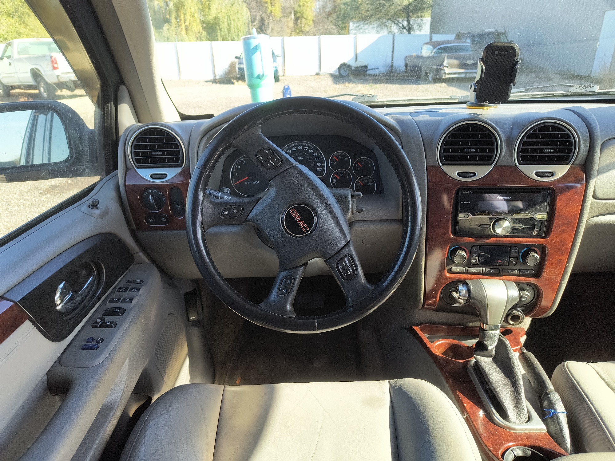2006 gmc envoy sle-4wd with 210208 miles for sale near Elk River, Minnesota 106796_33_dash_from_driver.jpg