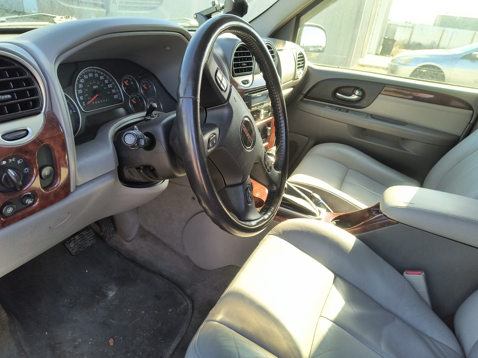 2006 gmc envoy sle-4wd with 210208 miles for sale near Elk River, Minnesota 106796_37_left_of_steering_wheel.jpg