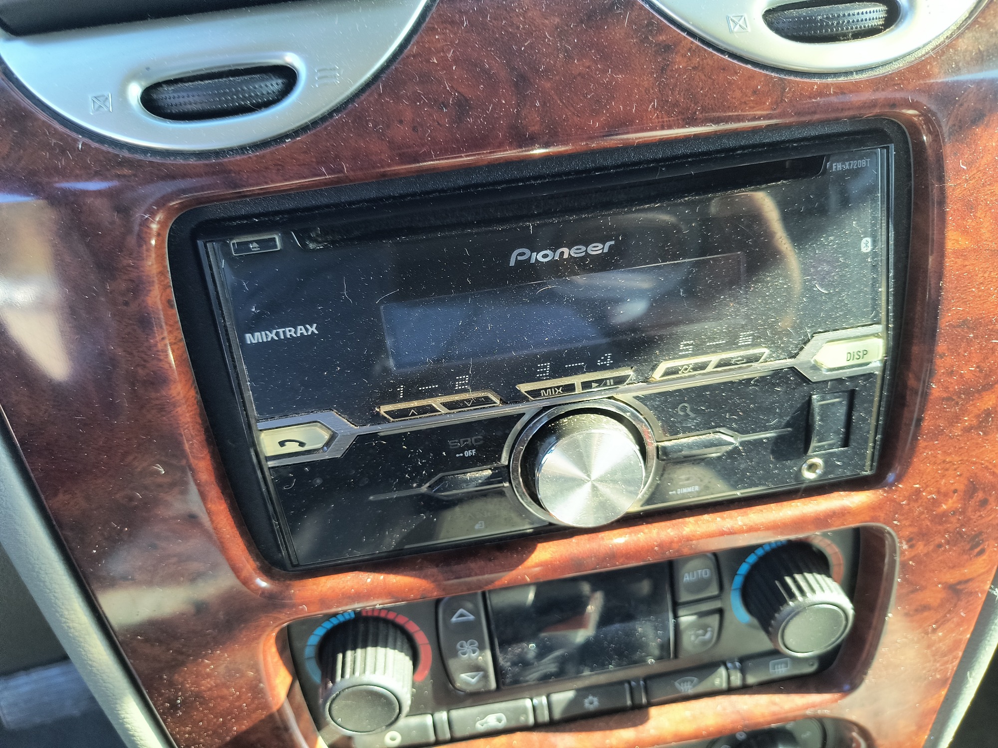 2006 gmc envoy sle-4wd with 210208 miles for sale near Elk River, Minnesota 106796_39_radio_closeup.jpg