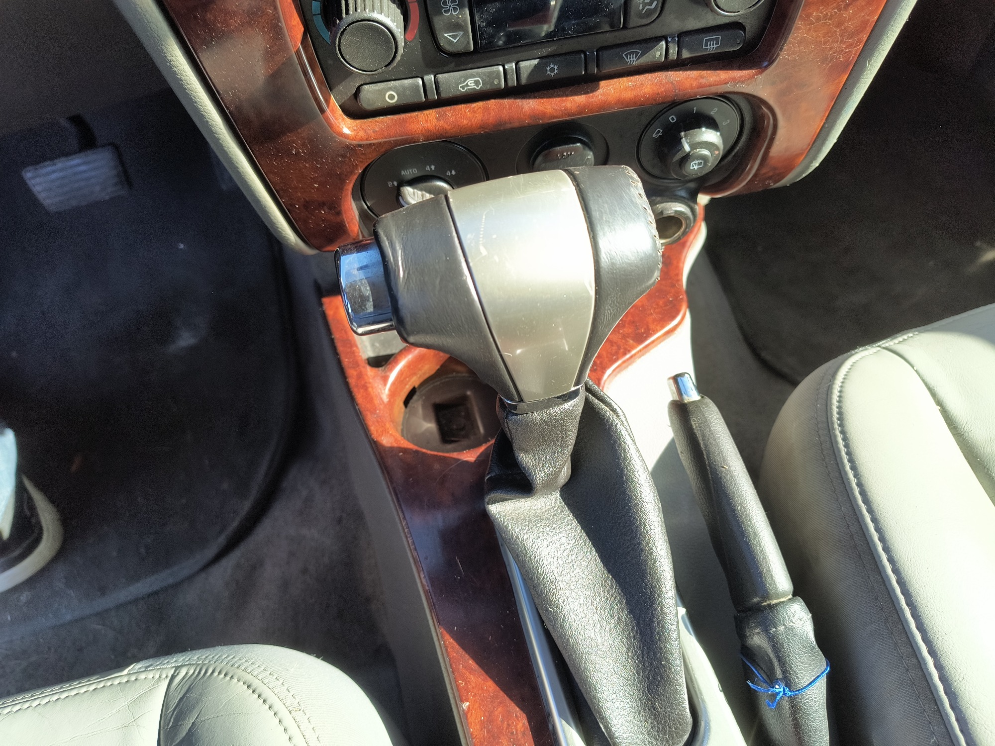 2006 gmc envoy sle-4wd with 210208 miles for sale near Elk River, Minnesota 106796_41_shifter.jpg