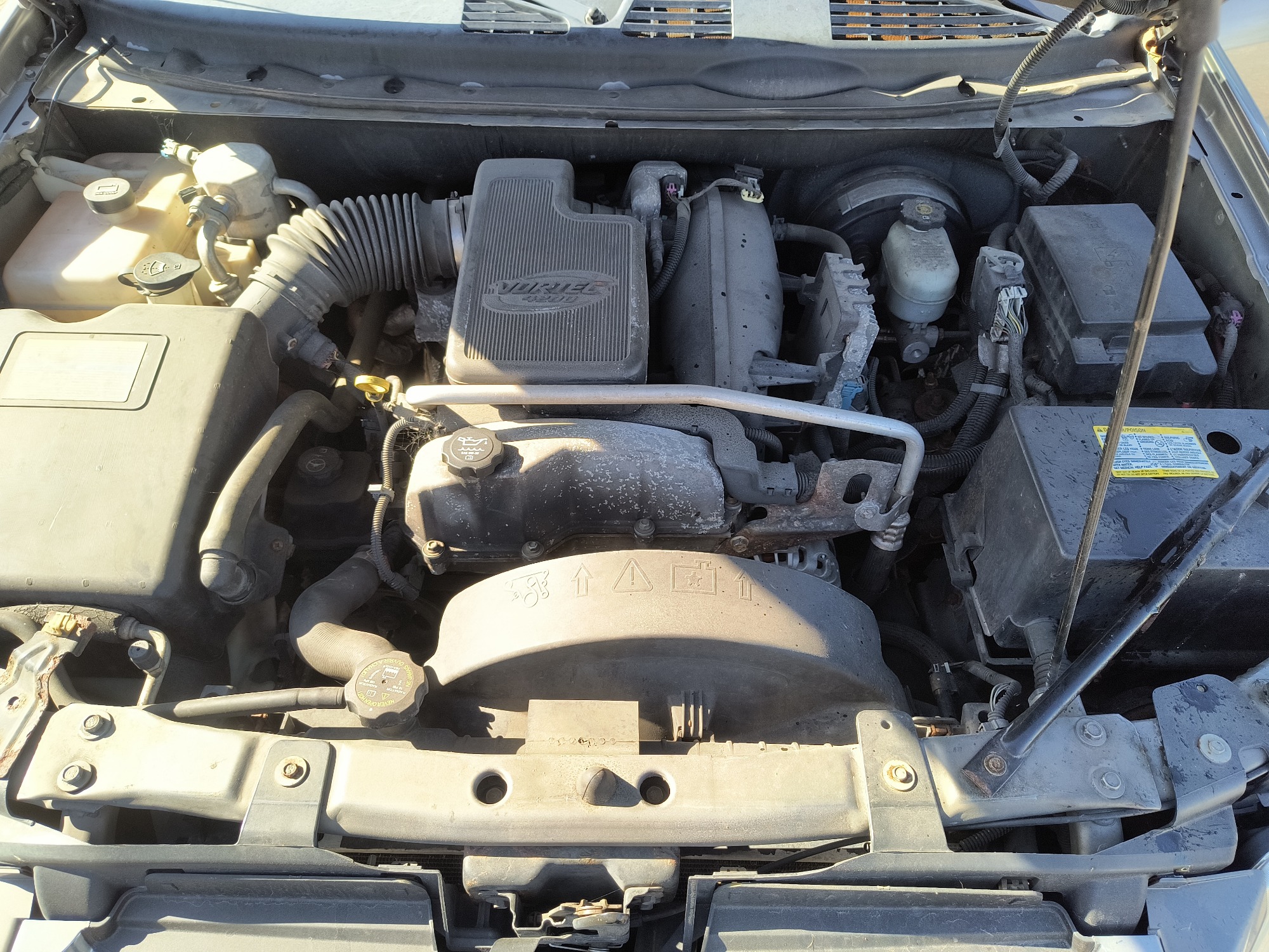 2006 gmc envoy sle-4wd with 210208 miles for sale near Elk River, Minnesota 106796_49_engine_bay.jpg