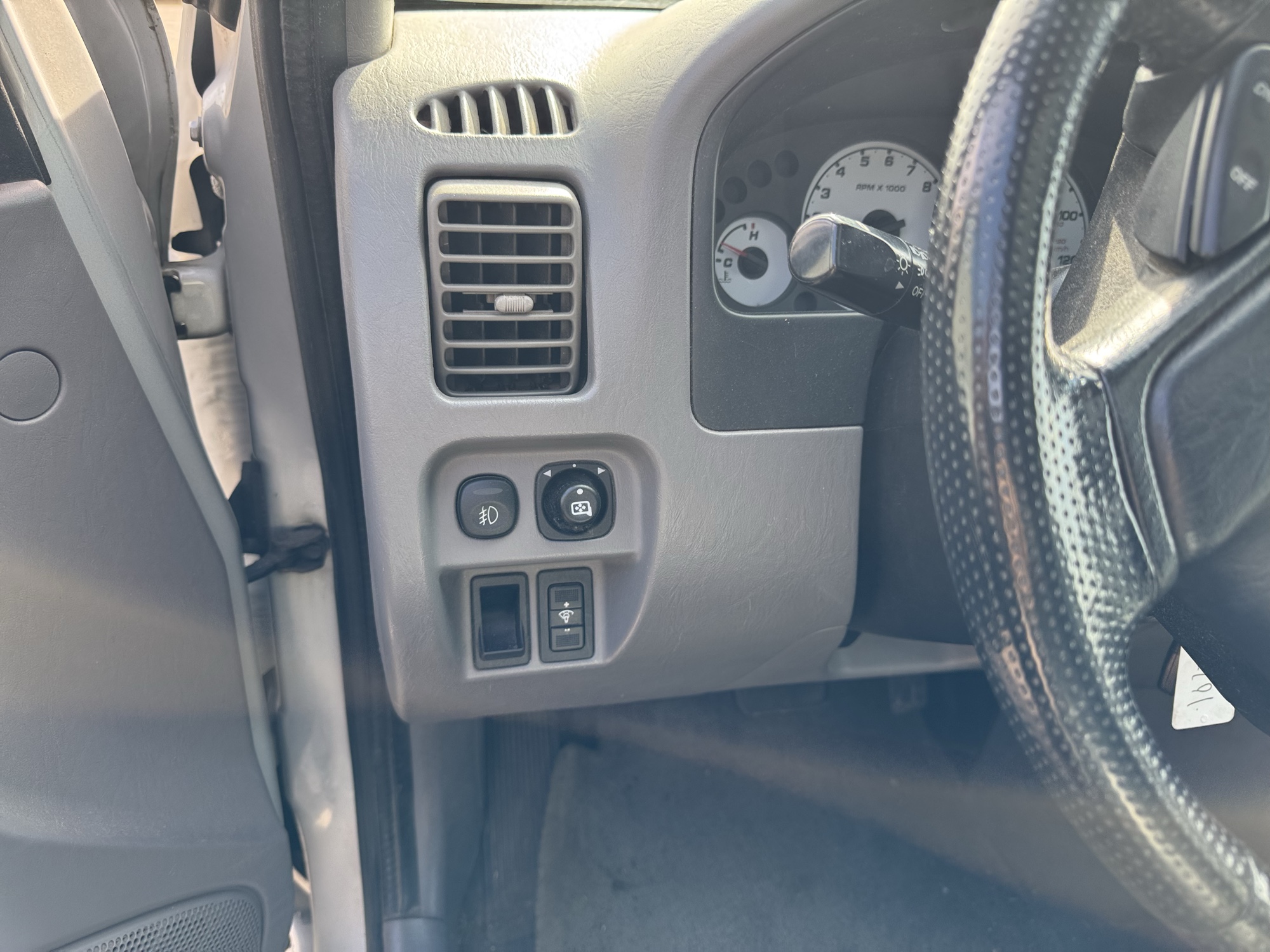 2002 ford escape xlt-choice-4wd with 133830 miles for sale near Elk River, Minnesota 106797_37_left_of_steering_wheel.jpg