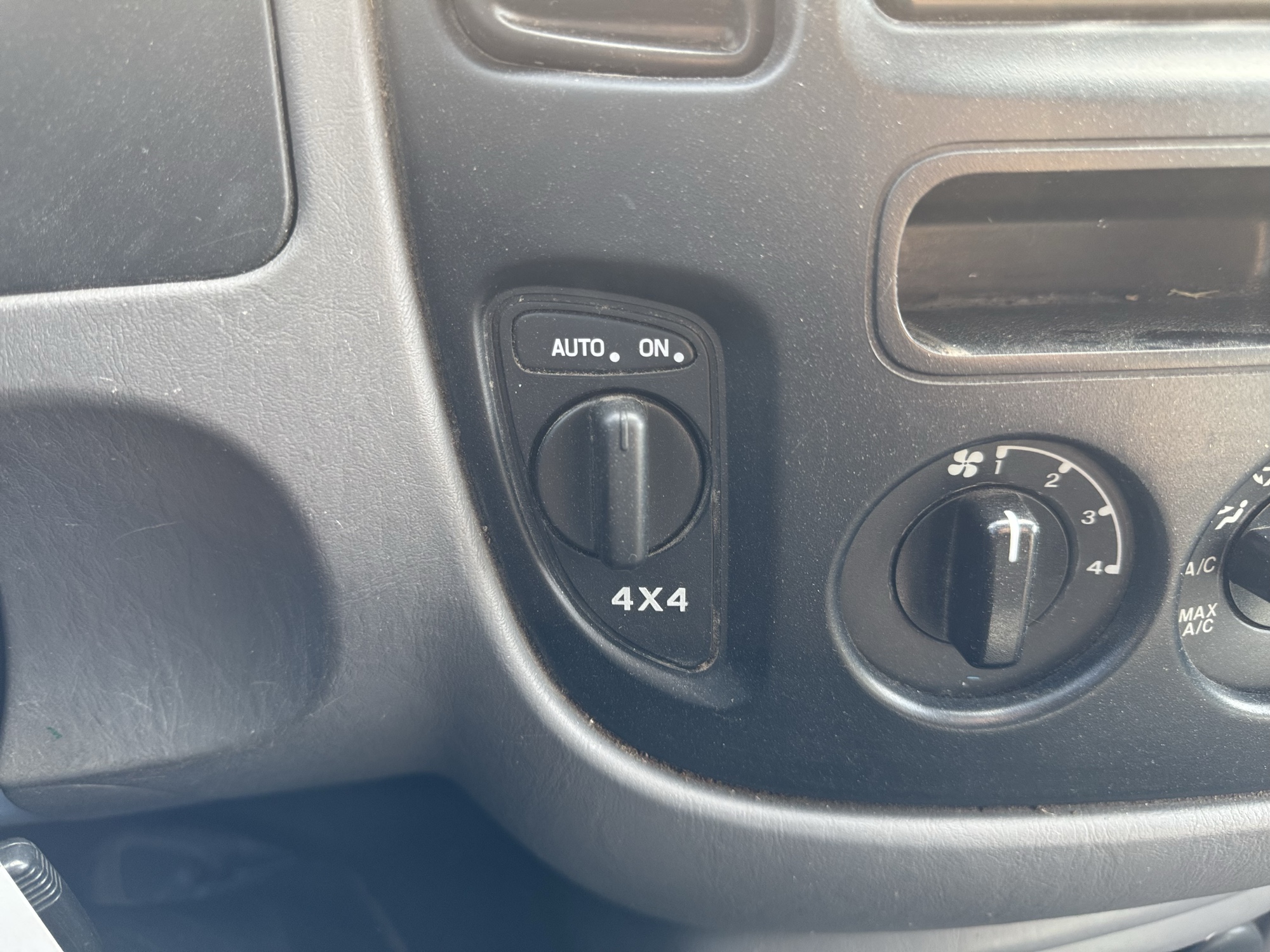 2002 ford escape xlt-choice-4wd with 133830 miles for sale near Elk River, Minnesota 106797_38_4x4_switch.jpg