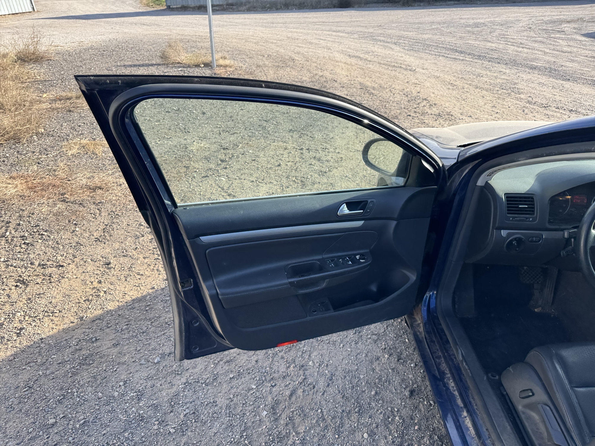 2006 volkswagen jetta 2.5l with 167772 miles for sale near Elk River, Minnesota 106799_23_driver_door_panel.jpg