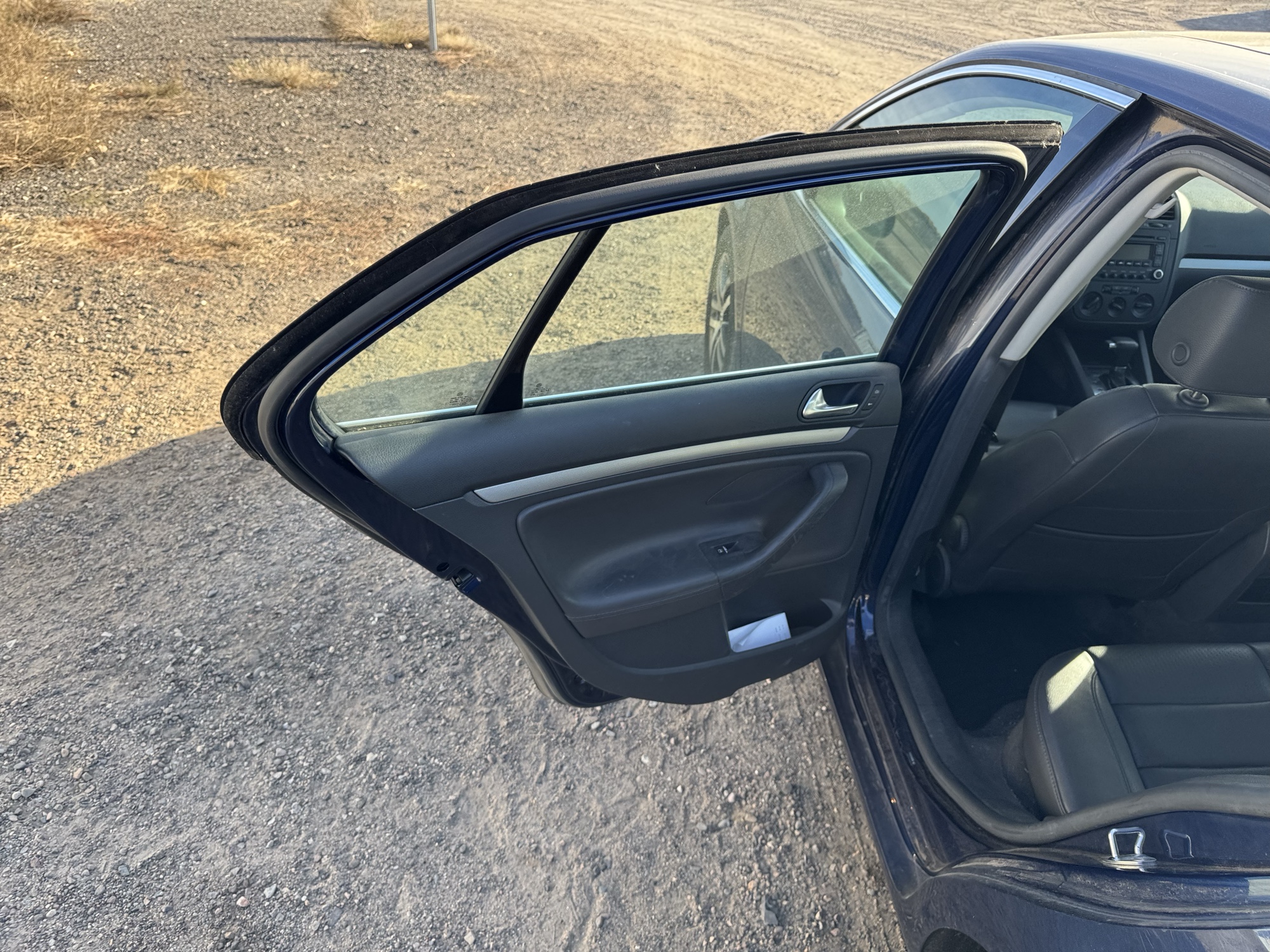 2006 volkswagen jetta 2.5l with 167772 miles for sale near Elk River, Minnesota 106799_25_drv_rear_door_panel.jpg