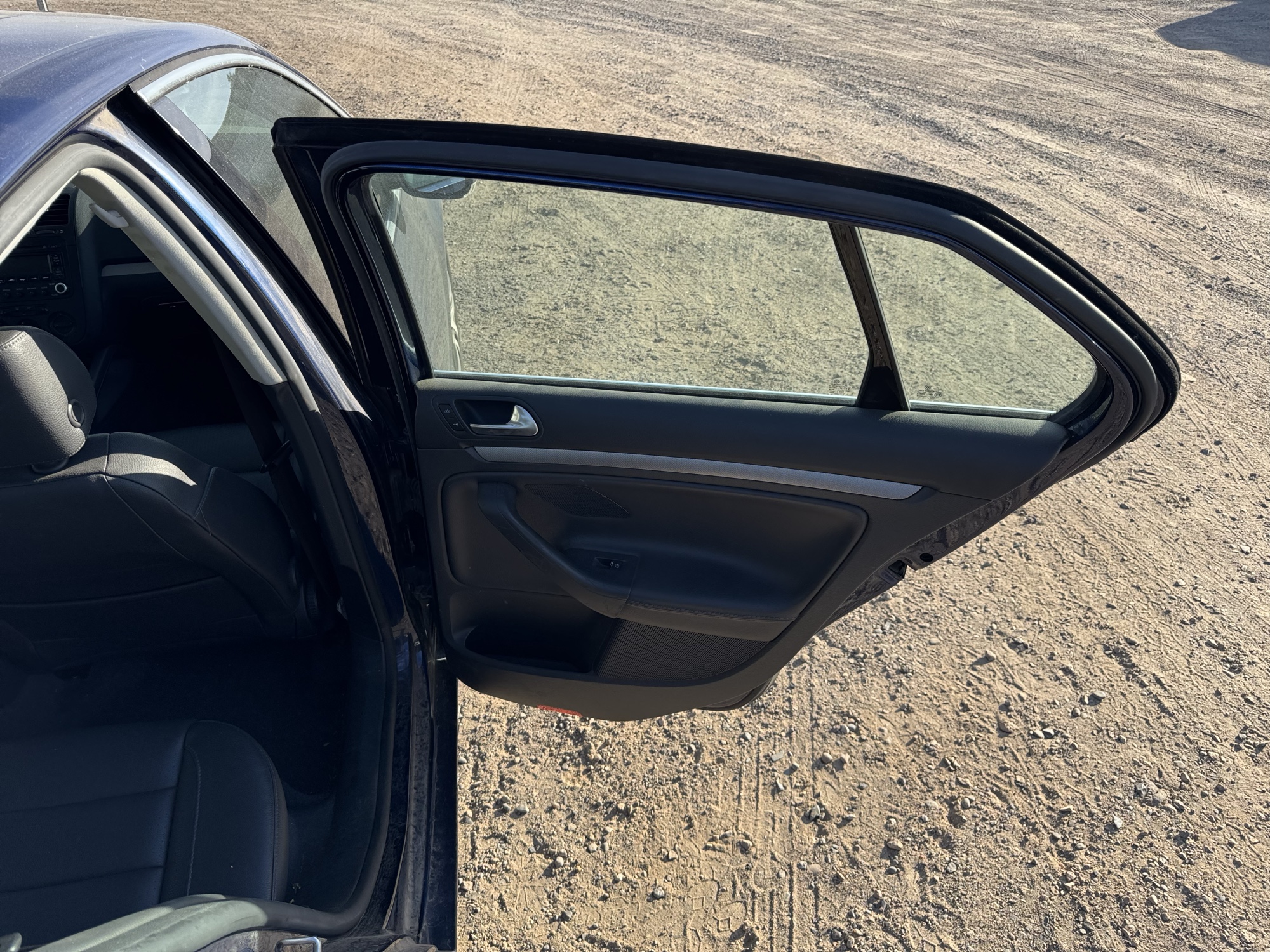 2006 volkswagen jetta 2.5l with 167772 miles for sale near Elk River, Minnesota 106799_30_pass_rear_door_panel.jpg