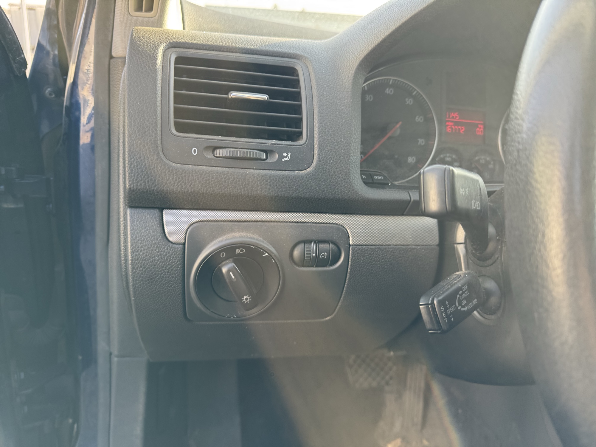 2006 volkswagen jetta 2.5l with 167772 miles for sale near Elk River, Minnesota 106799_37_left_of_steering_wheel.jpg