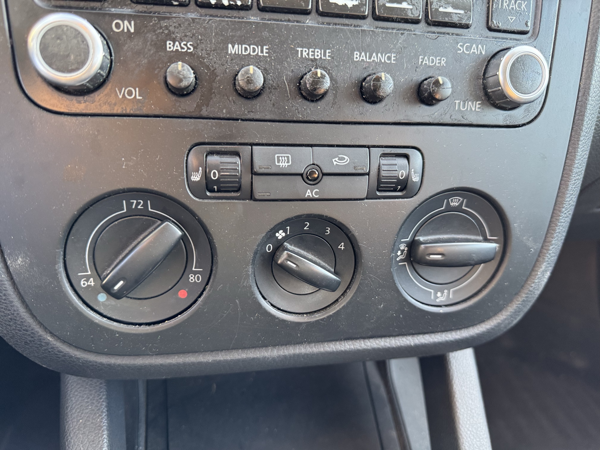 2006 volkswagen jetta 2.5l with 167772 miles for sale near Elk River, Minnesota 106799_40_climate_control.jpg