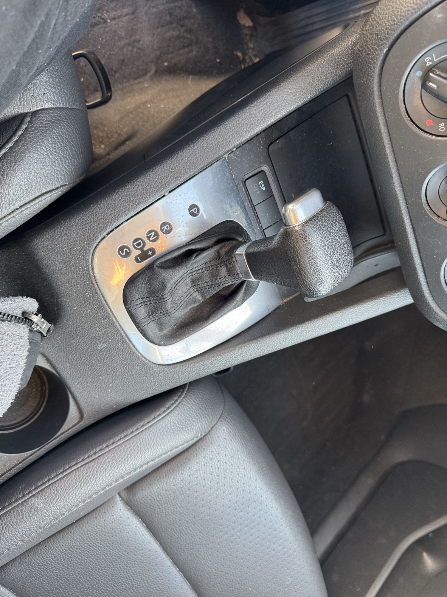 2006 volkswagen jetta 2.5l with 167772 miles for sale near Elk River, Minnesota 106799_41_shifter.jpg