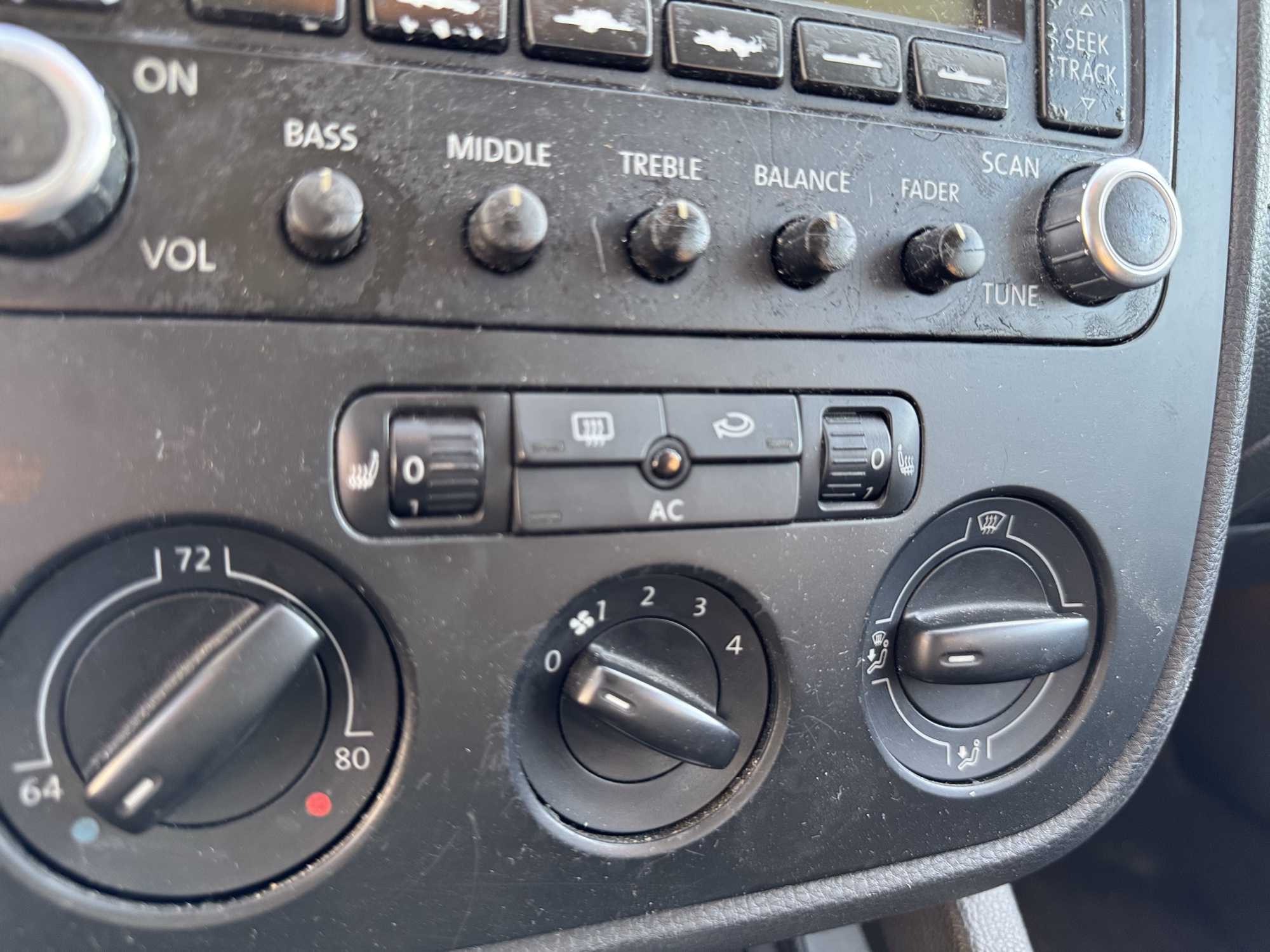 2006 volkswagen jetta 2.5l with 167772 miles for sale near Elk River, Minnesota 106799_42_heated_seat_switches.jpg