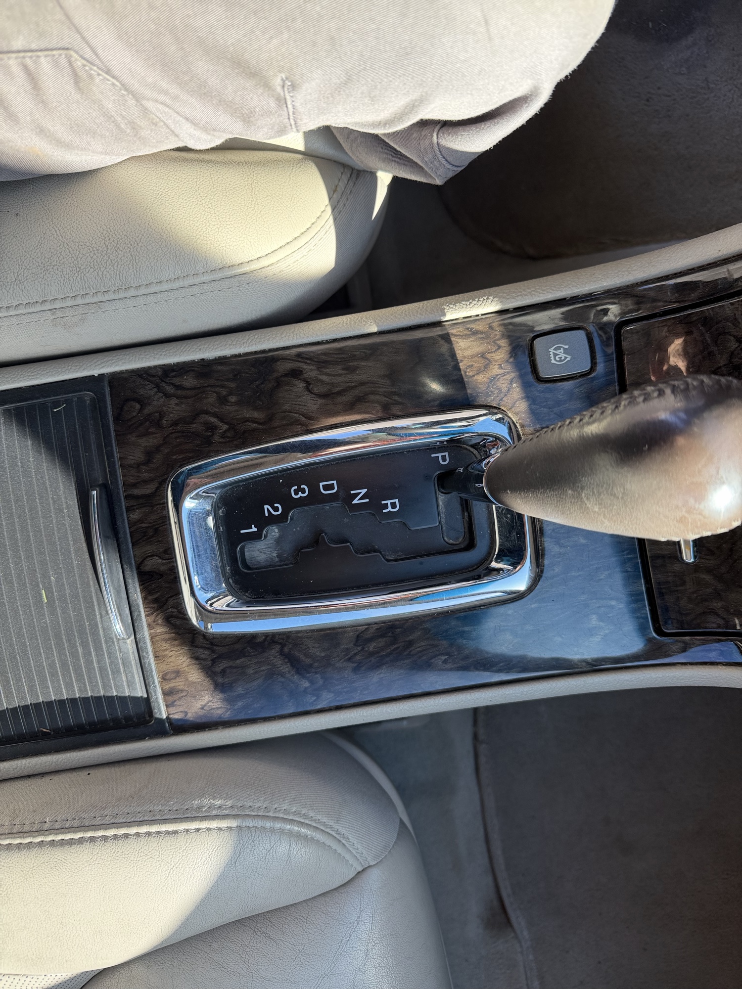 2008 cadillac dts luxury-iii with 135757 miles for sale near Elk River, Minnesota 106800_41_shifter.jpg