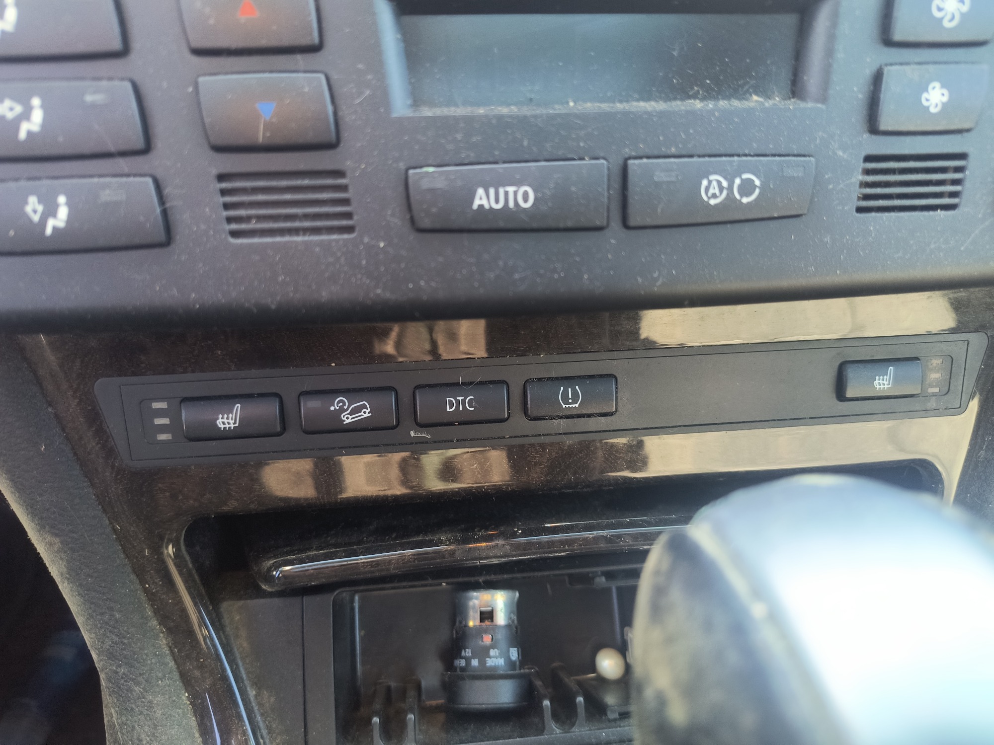 2007 bmw x3 3.0si with 143116 miles for sale near Elk River, Minnesota 106803_42_heated_seat_switches.jpg
