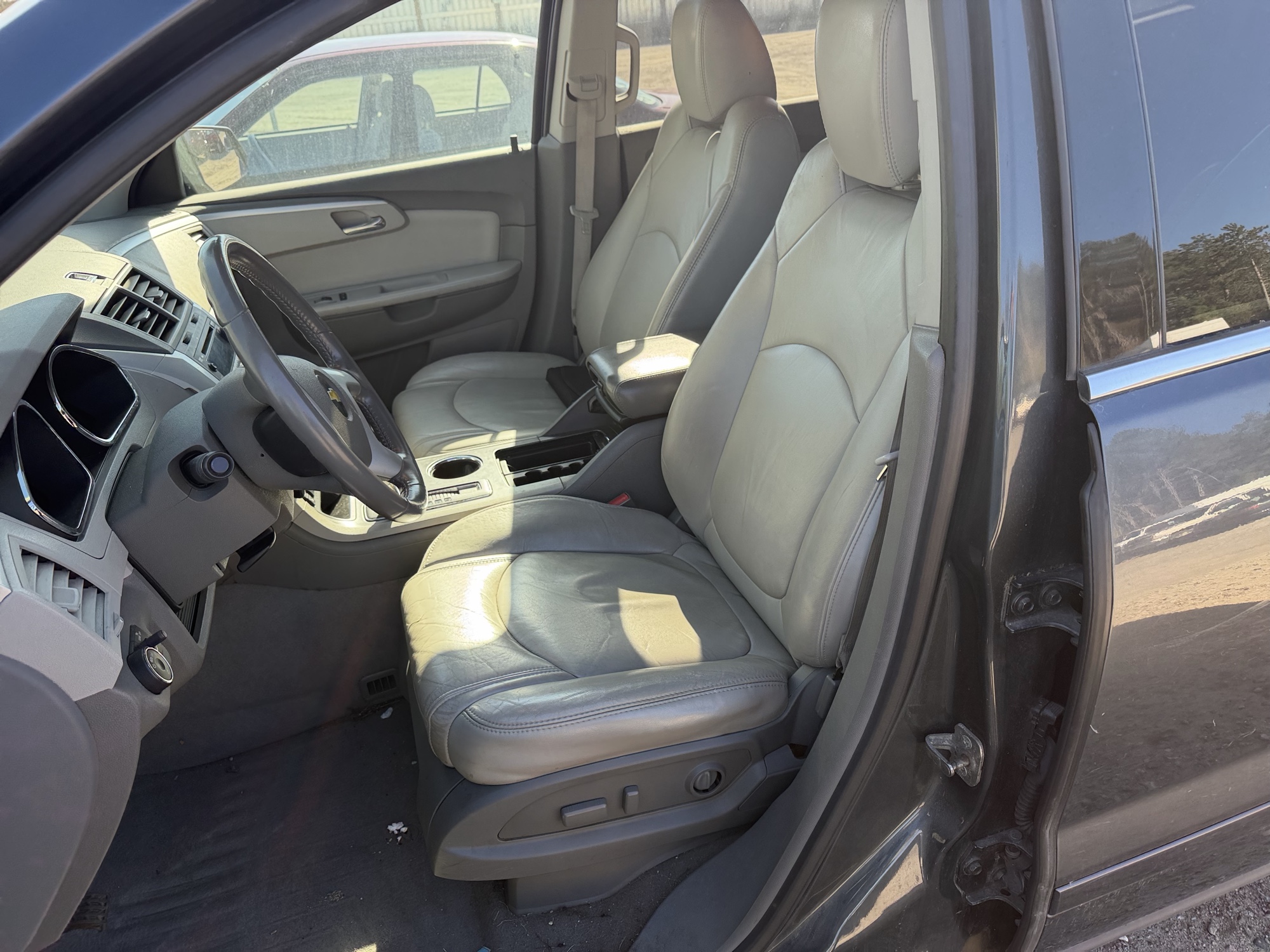 2010 chevrolet traverse lt1-awd with 164528 miles for sale near Elk River, Minnesota 106806_22_driver_seat.jpg