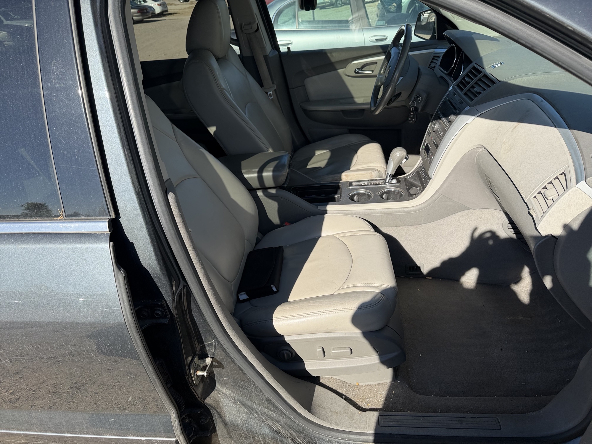 2010 chevrolet traverse lt1-awd with 164528 miles for sale near Elk River, Minnesota 106806_31_passenger_seat.jpg