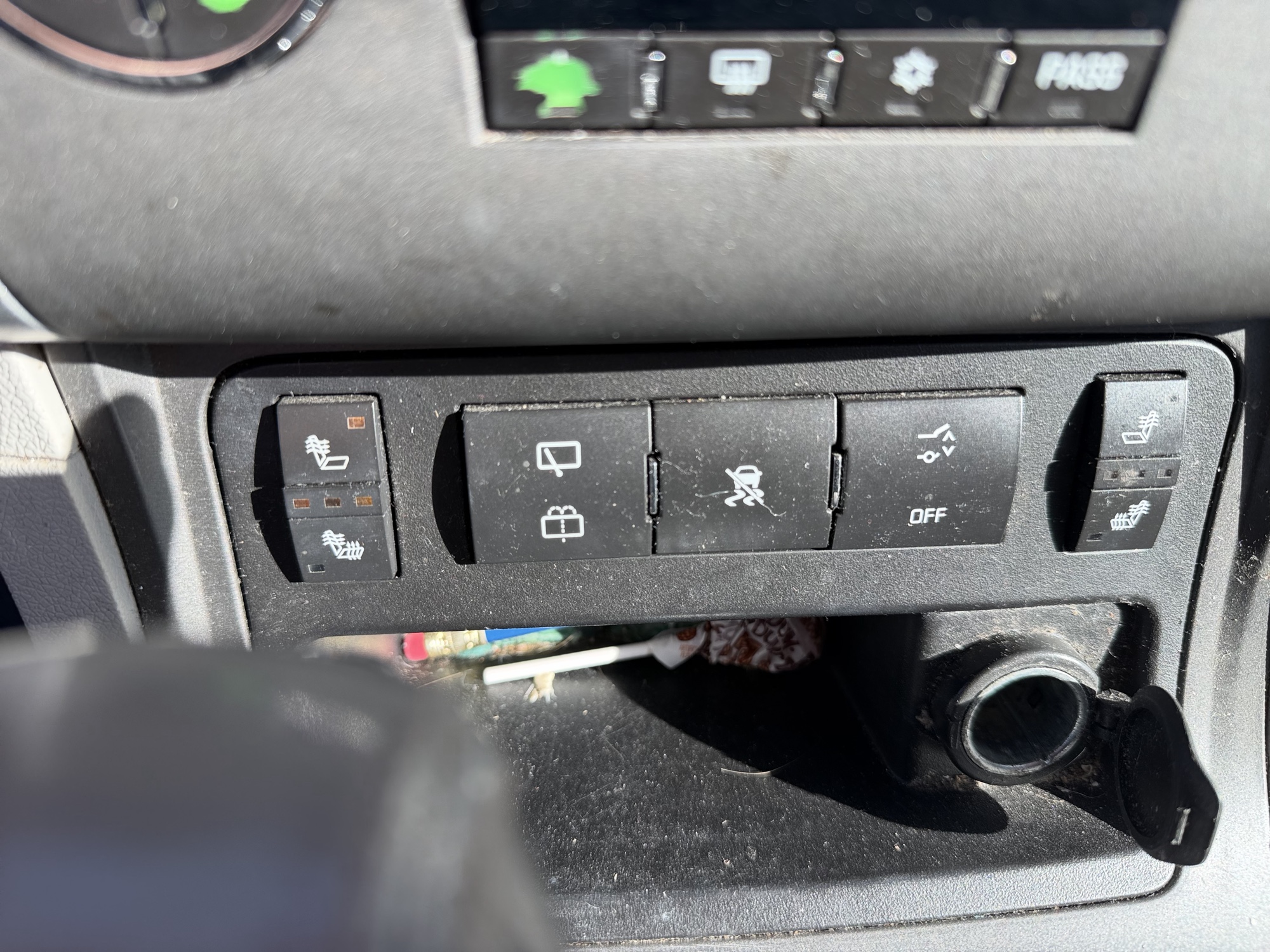 2010 chevrolet traverse lt1-awd with 164528 miles for sale near Elk River, Minnesota 106806_42_heated_seat_switches.jpg