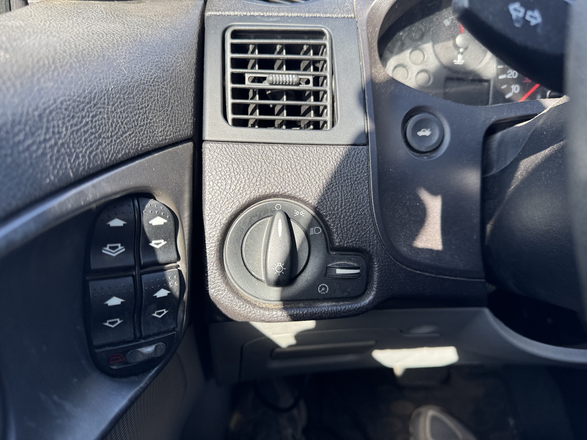 2007 ford focus zx4-s with 171514 miles for sale near Elk River, Minnesota 106809_37_left_of_steering_wheel.jpg