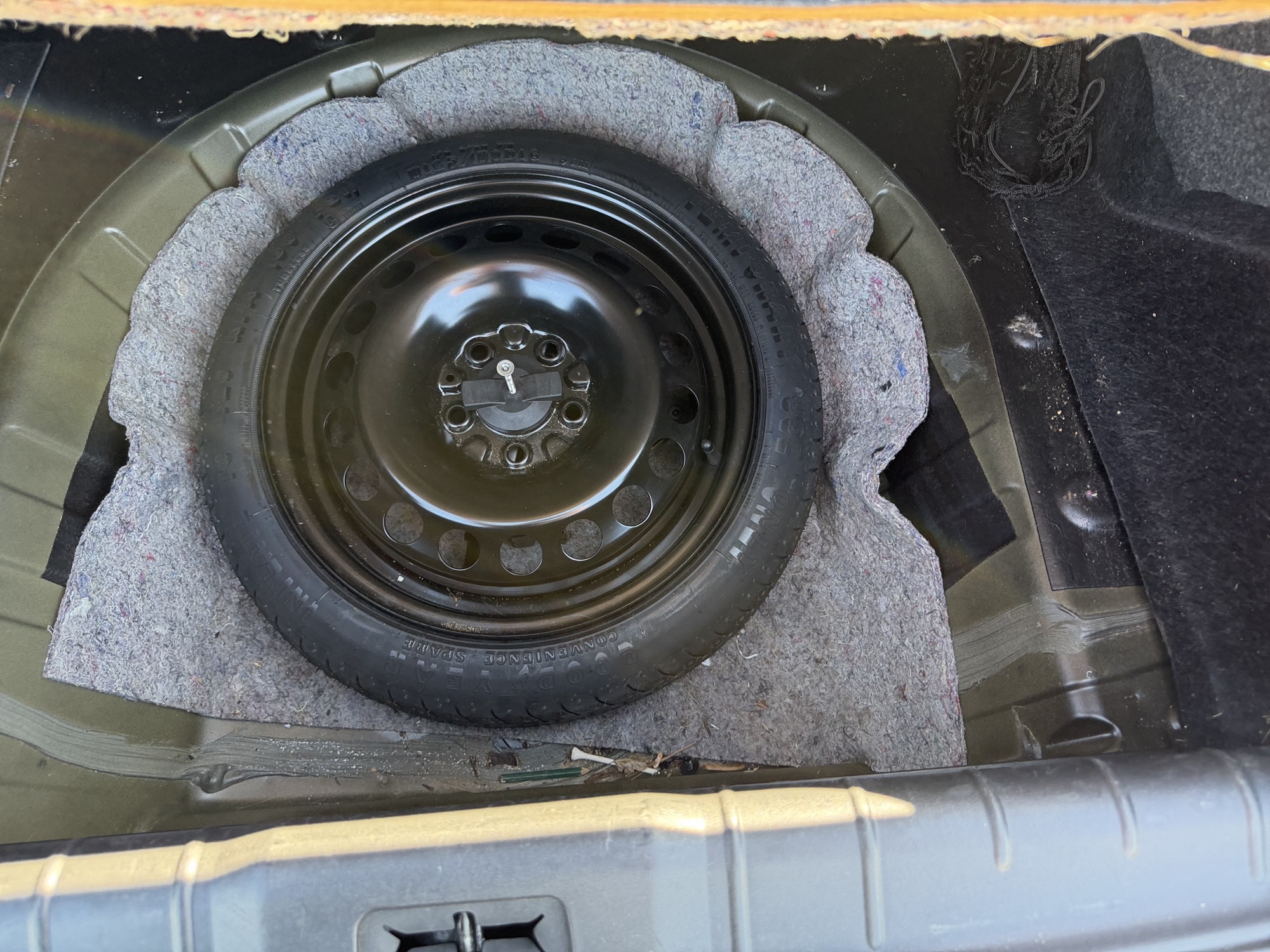 2008 chevrolet malibu ltz with 95181 miles for sale near St. Louis, Missouri 106810_27_spare_tire.jpg