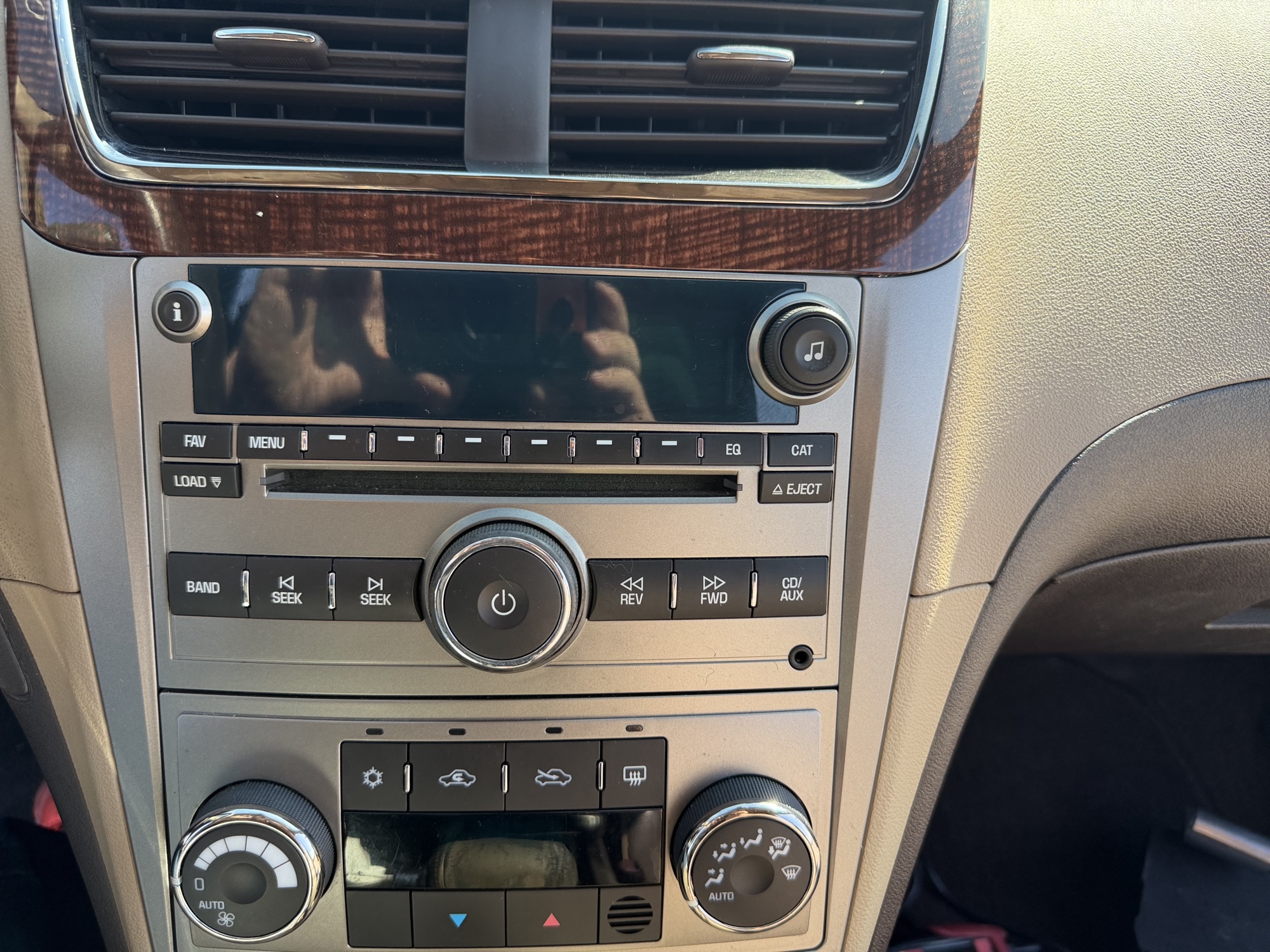 2008 chevrolet malibu ltz with 95181 miles for sale near St. Louis, Missouri 106810_39_radio_closeup.jpg