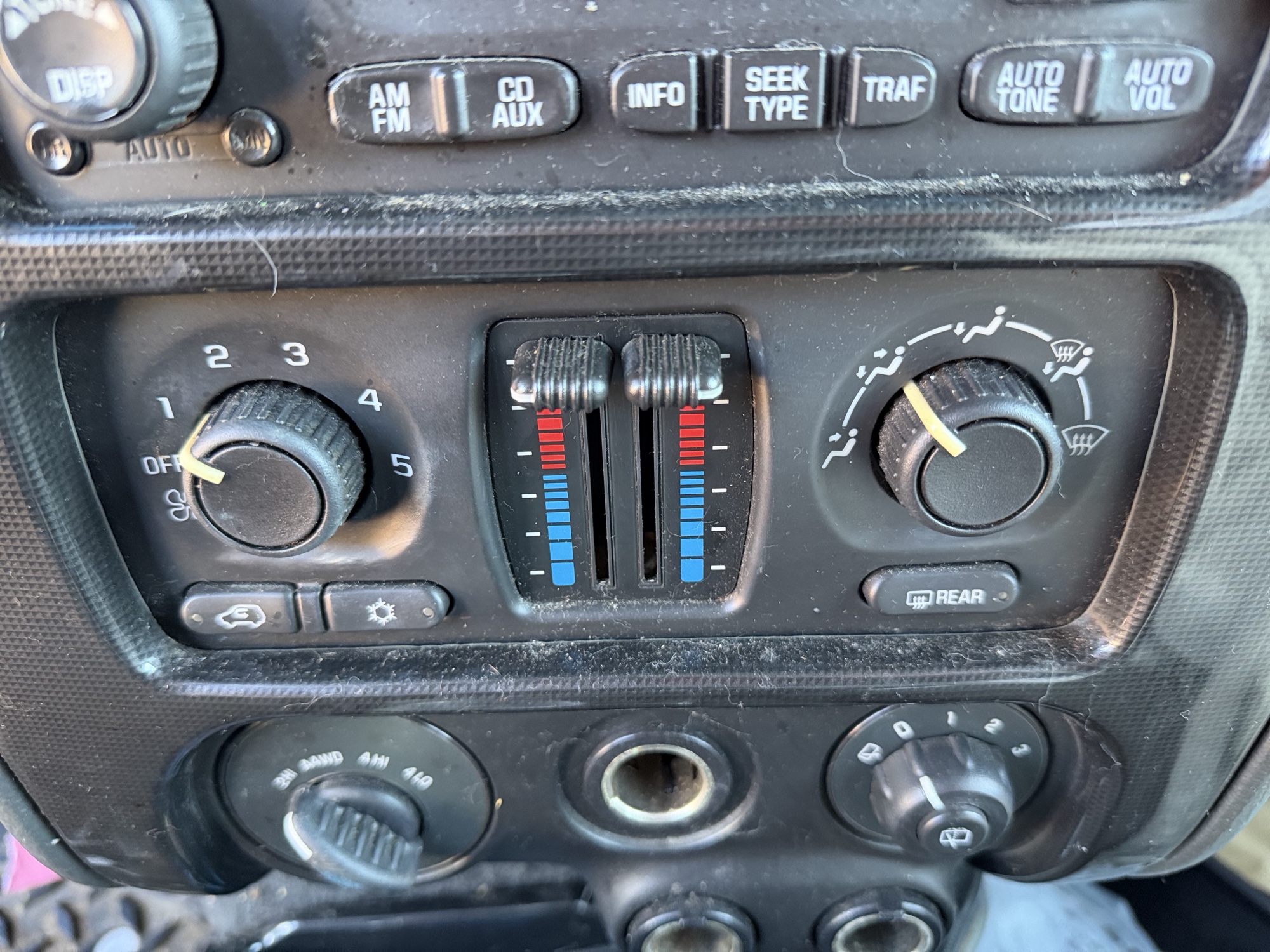 2002 gmc envoy sle-4wd with 221103 miles for sale near Elk River, Minnesota 106812_40_climate_control.jpg