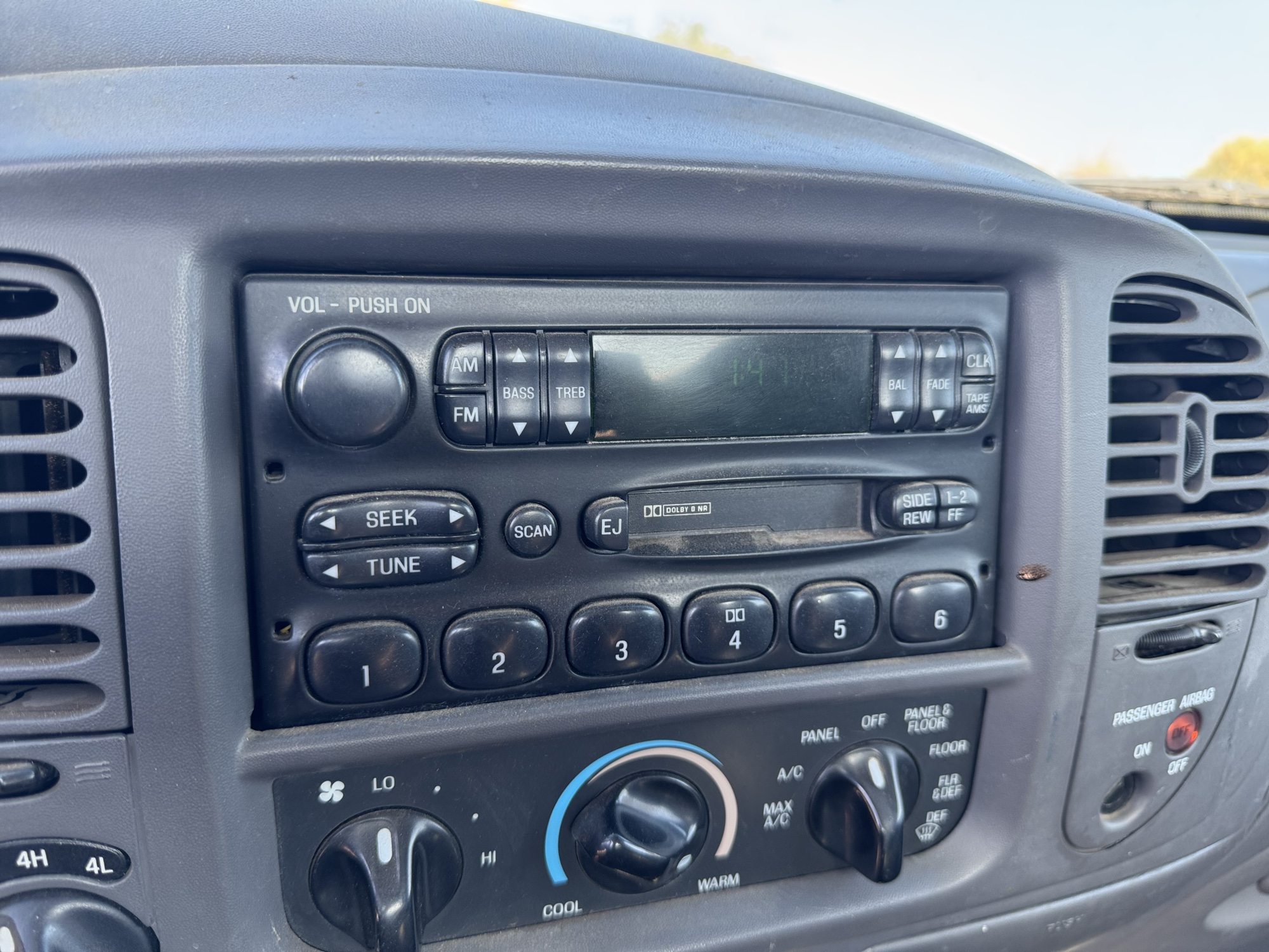 1999 ford f-250 ws-reg.-cab-4wd for sale near Elk River, Minnesota 106816_39_radio_closeup.jpg