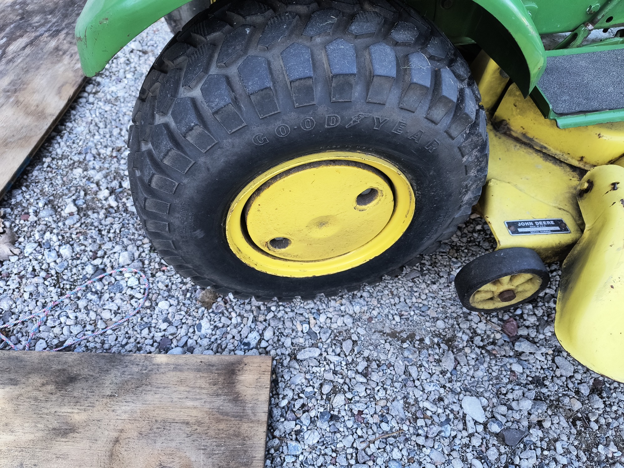 2000 john-deere series-100-lawn-tractor for sale near Elk River, Minnesota 106817_14_rear_pass_wheel.jpg