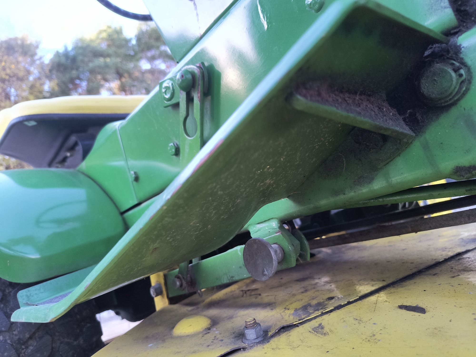 2000 john-deere series-100-lawn-tractor for sale near Elk River, Minnesota 106817_21_undercar_pass_side.jpg