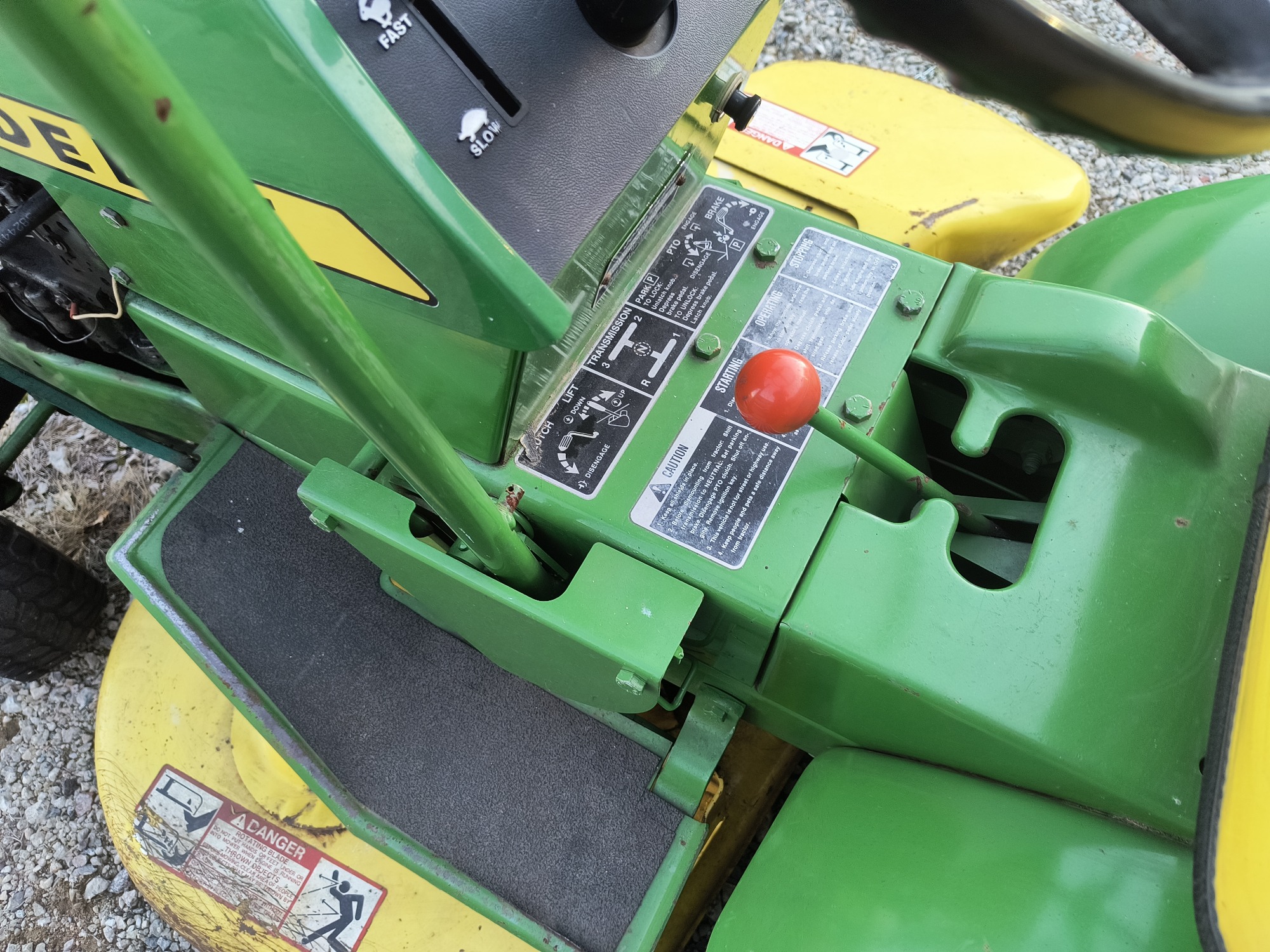 2000 john-deere series-100-lawn-tractor for sale near Elk River, Minnesota 106817_39_radio_closeup.jpg