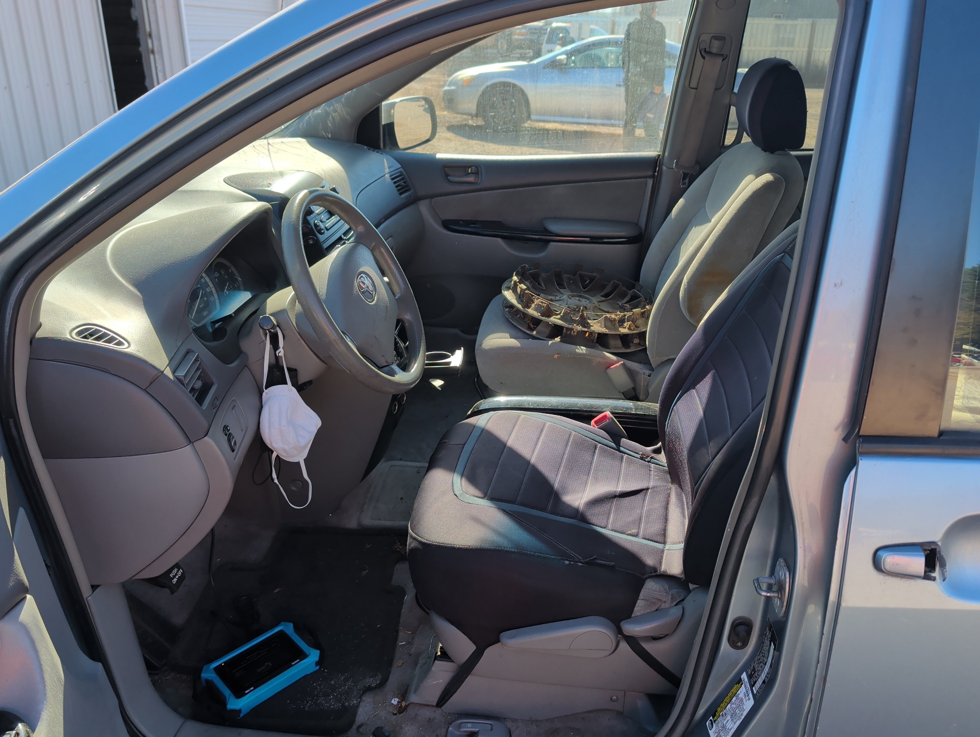 2005 toyota sienna le with 270873 miles for sale near Elk River, Minnesota 106819_22_driver_seat.jpg