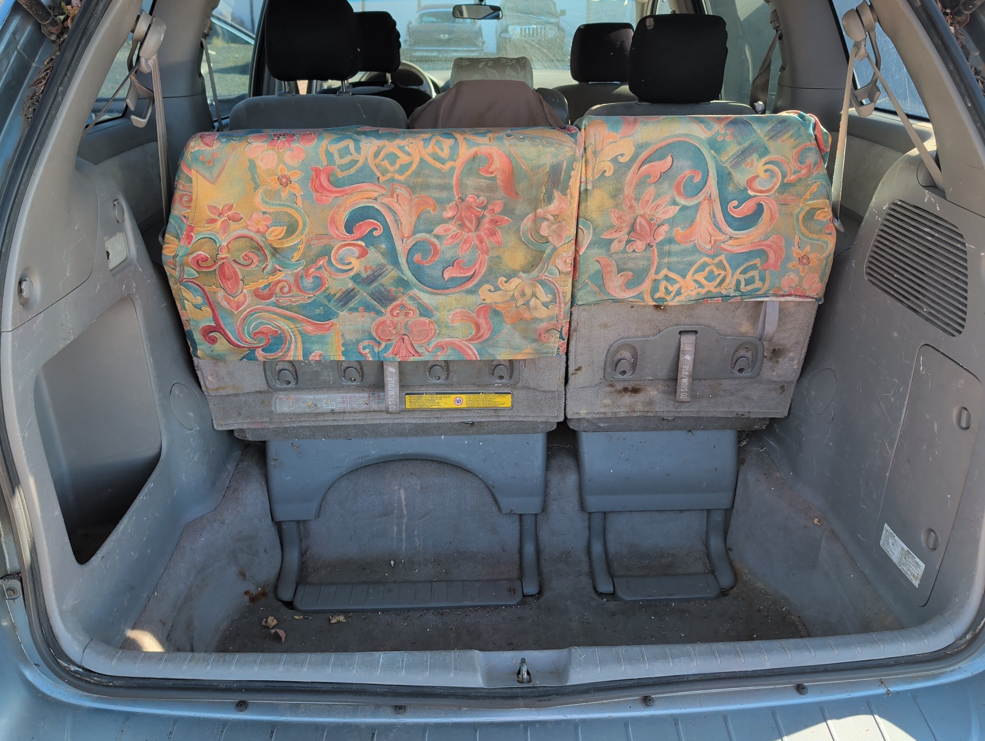 2005 toyota sienna le with 270873 miles for sale near Elk River, Minnesota 106819_26_trunk.jpg