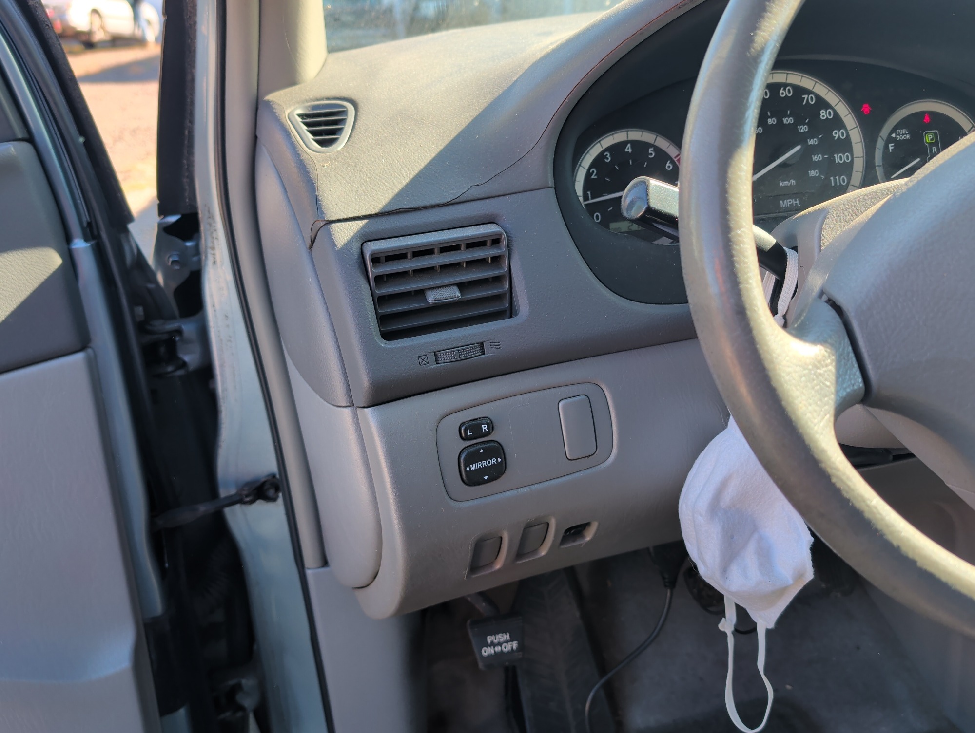 2005 toyota sienna le with 270873 miles for sale near Elk River, Minnesota 106819_37_left_of_steering_wheel.jpg