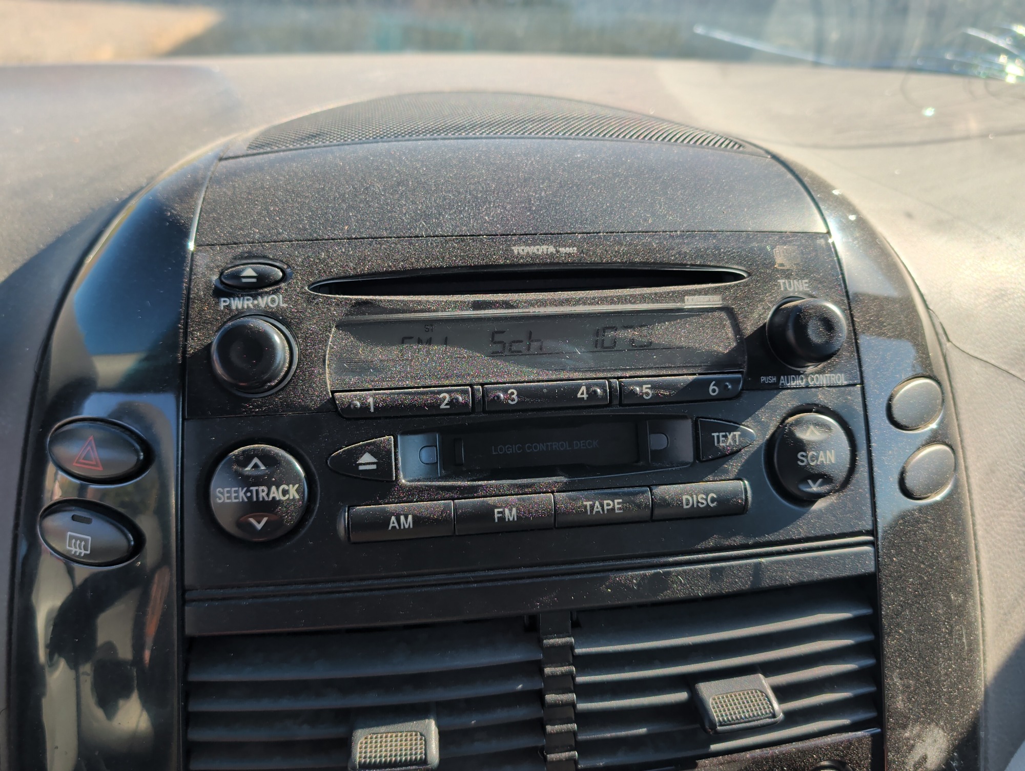 2005 toyota sienna le with 270873 miles for sale near Elk River, Minnesota 106819_39_radio_closeup.jpg