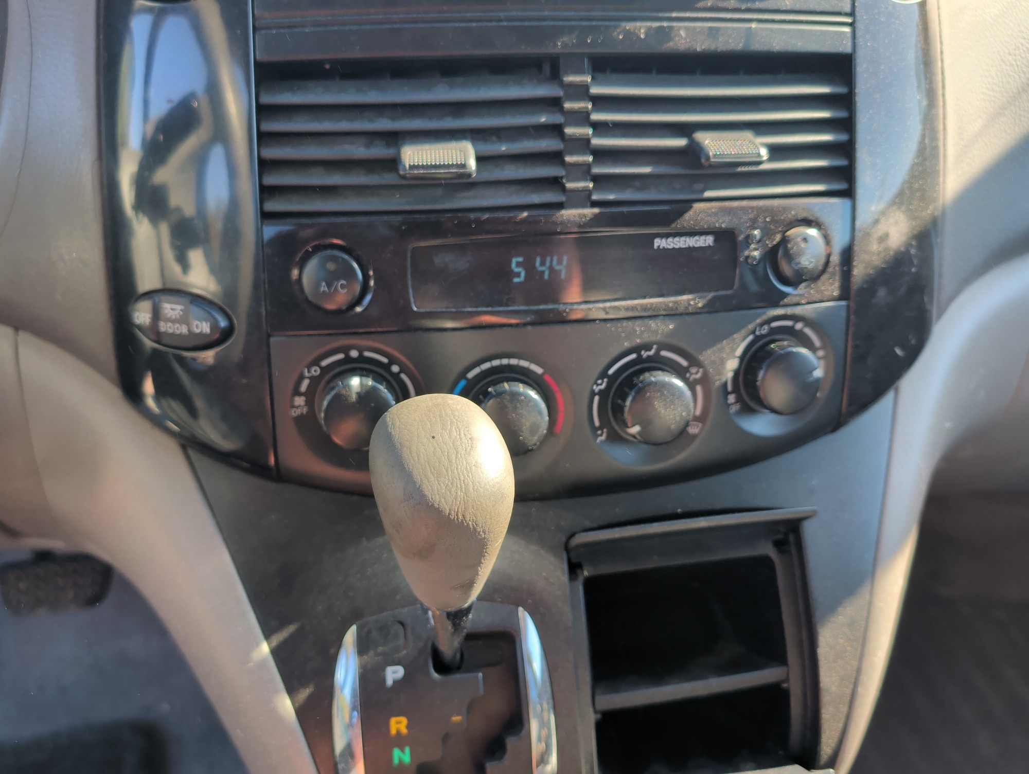 2005 toyota sienna le with 270873 miles for sale near Elk River, Minnesota 106819_40_climate_control.jpg