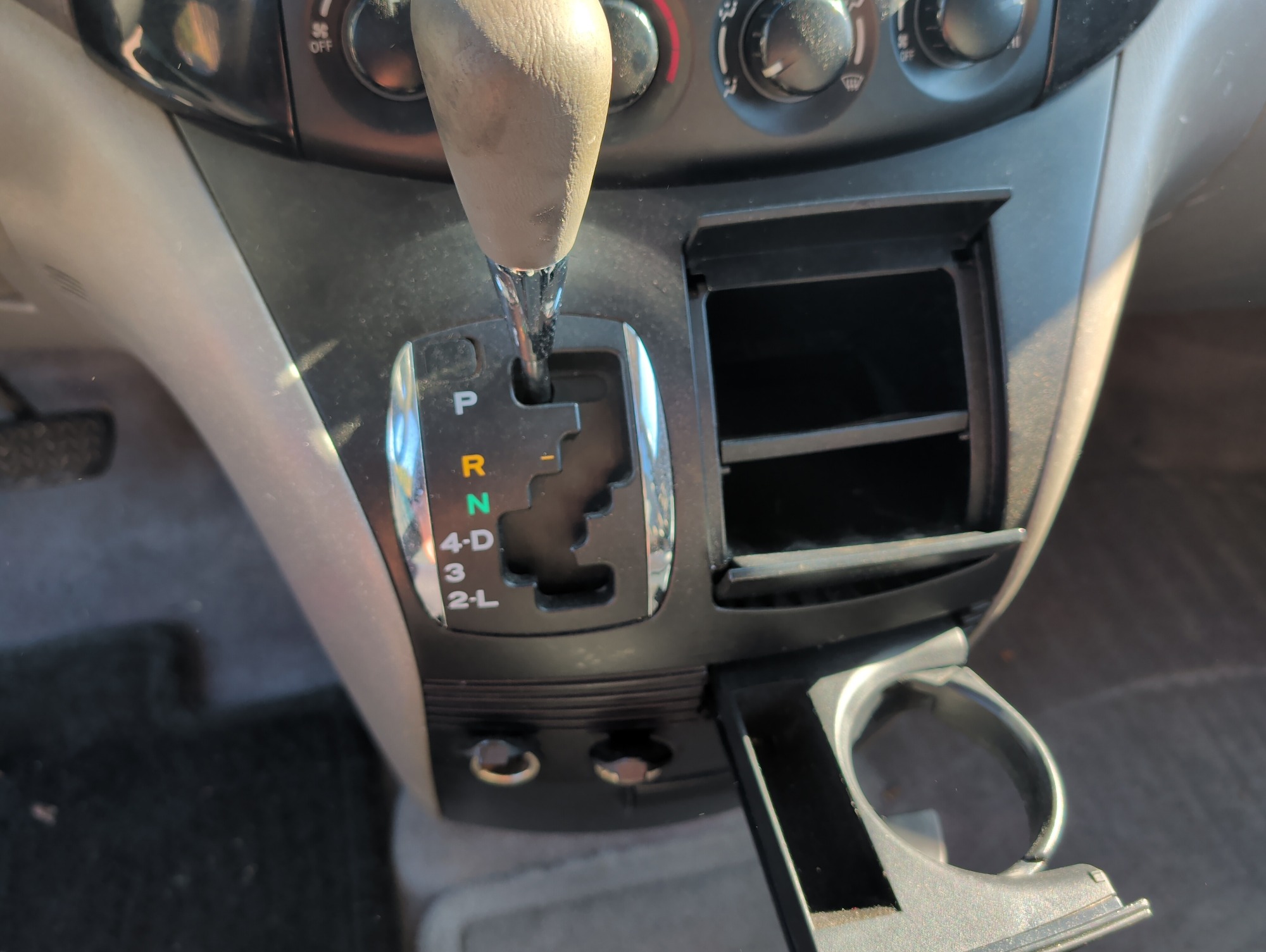 2005 toyota sienna le with 270873 miles for sale near Elk River, Minnesota 106819_41_shifter.jpg