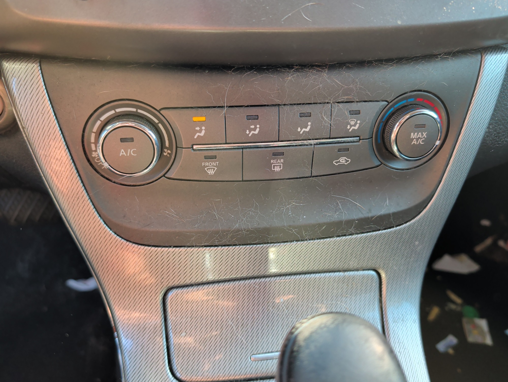 2013 nissan sentra s-6mt with 130137 miles for sale near Elk River, Minnesota 106822_40_climate_control.jpg