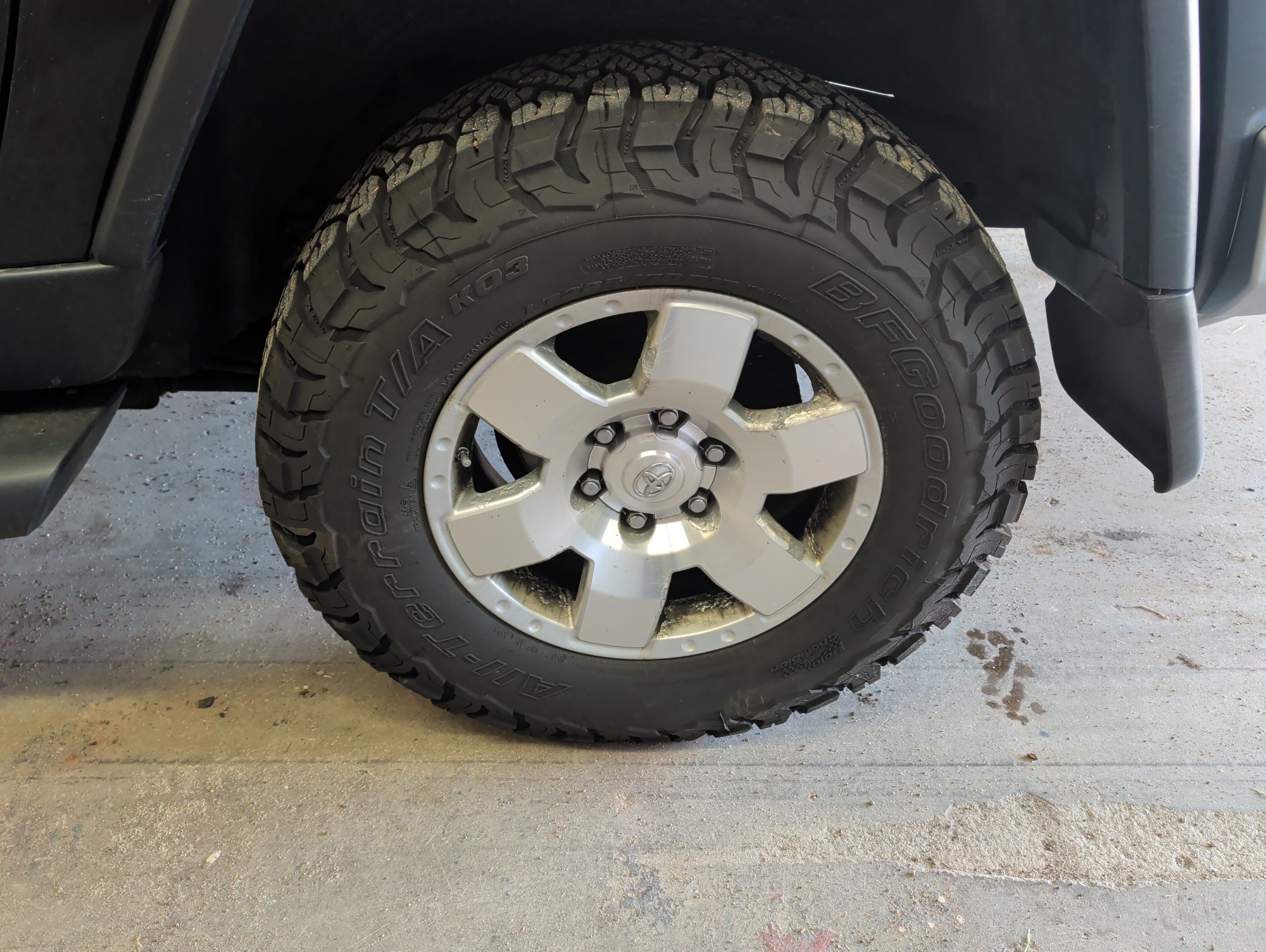 2008 toyota fj-cruiser 4wd-at with 98716 miles for sale near Elk River, Minnesota 106827_13_rear_drv_wheel.jpg