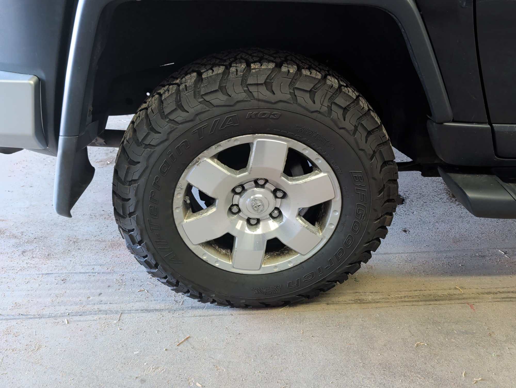 2008 toyota fj-cruiser 4wd-at with 98716 miles for sale near Elk River, Minnesota 106827_14_rear_pass_wheel.jpg