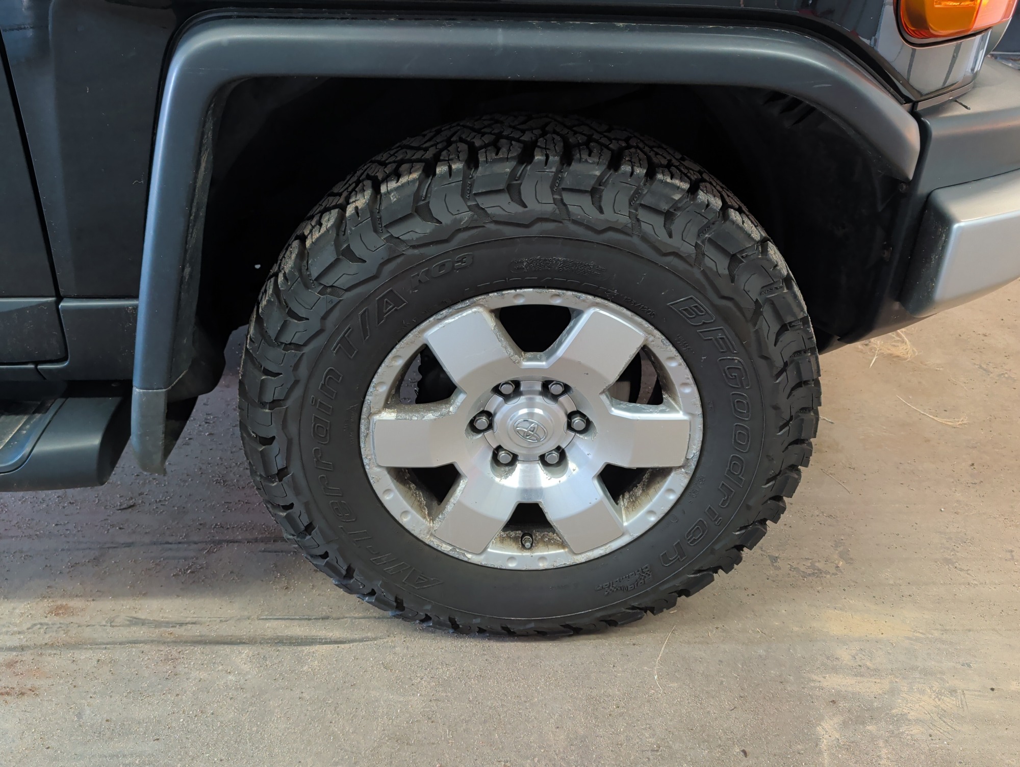 2008 toyota fj-cruiser 4wd-at with 98716 miles for sale near Elk River, Minnesota 106827_15_front_pass_wheel.jpg