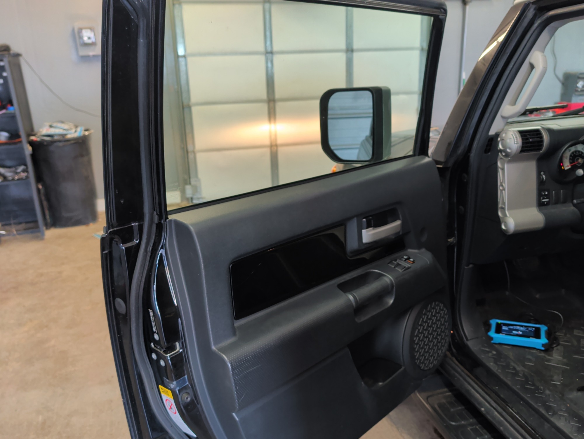 2008 toyota fj-cruiser 4wd-at with 98716 miles for sale near Elk River, Minnesota 106827_23_driver_door_panel.jpg
