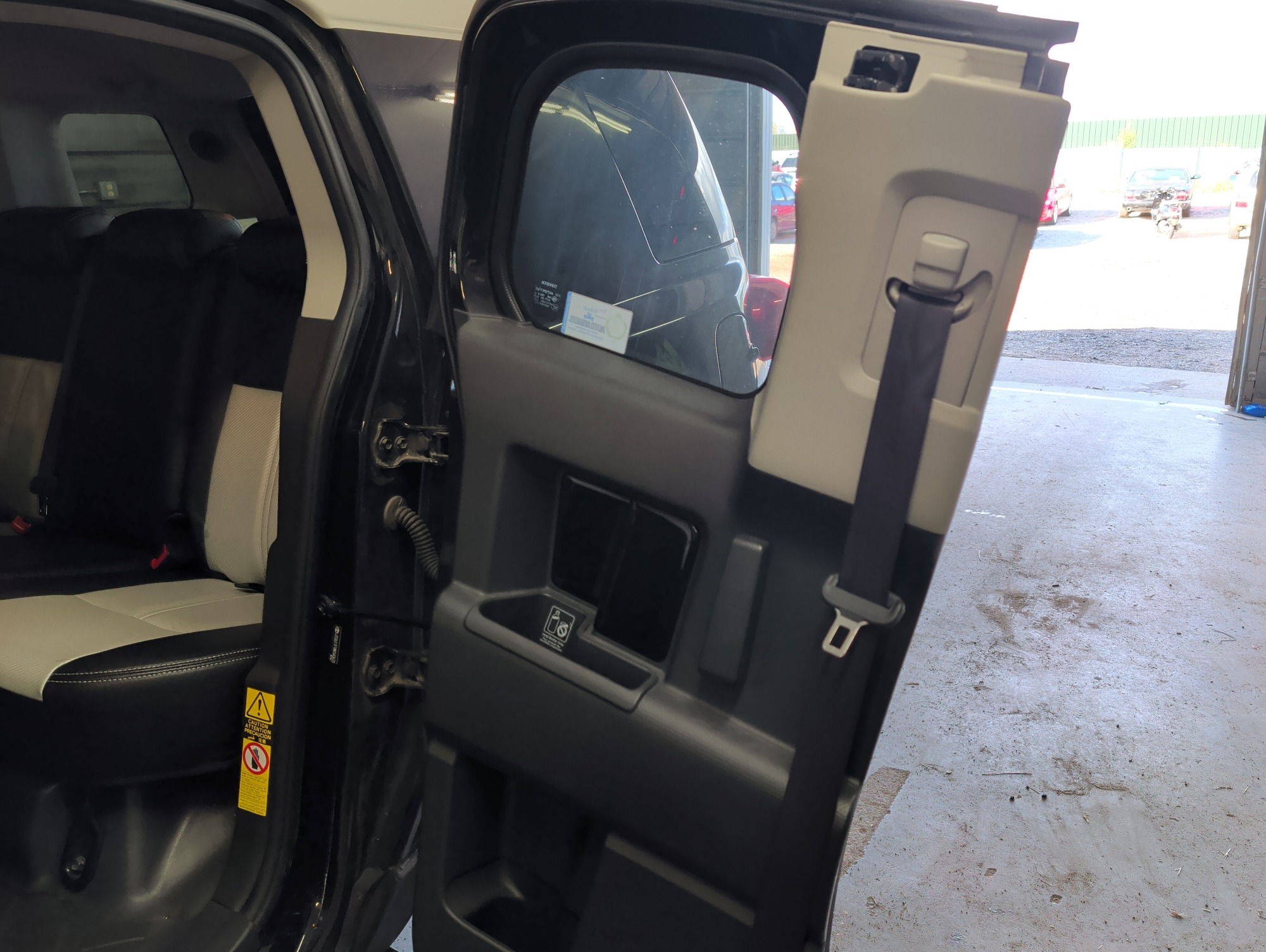 2008 toyota fj-cruiser 4wd-at with 98716 miles for sale near Elk River, Minnesota 106827_25_drv_rear_door_panel.jpg